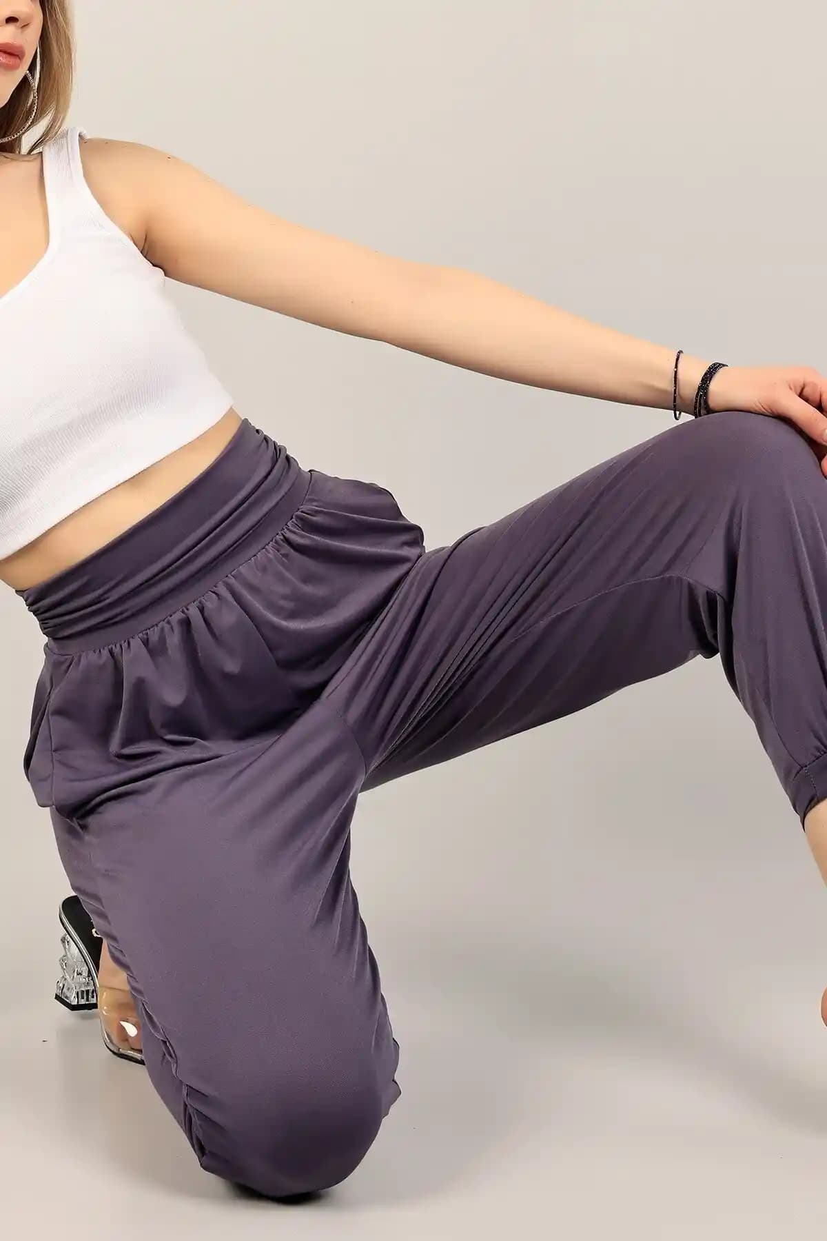 Kırışmayan Pantolonlar: Moda ve Konforun Modern Buluşması