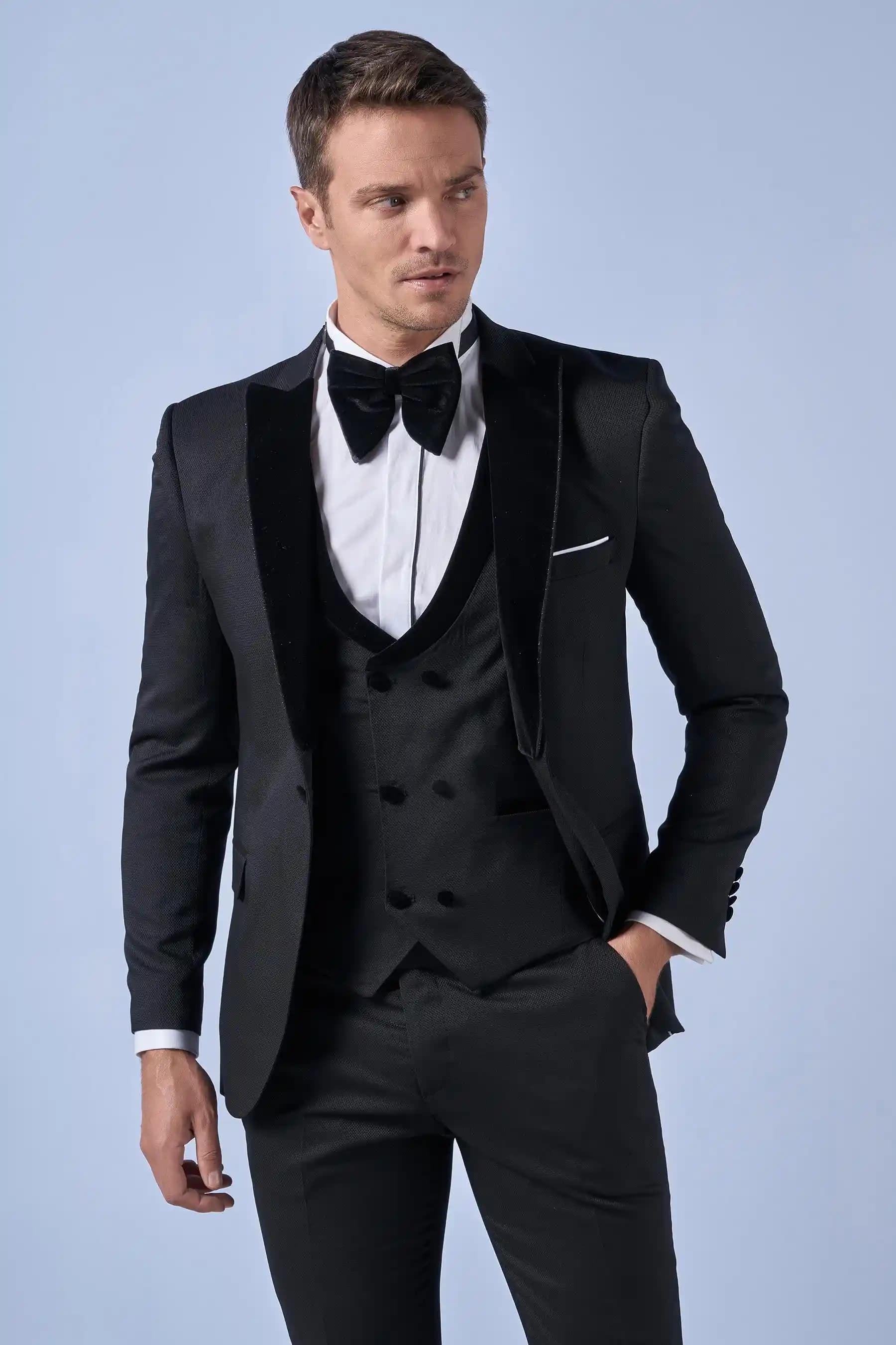 Kırlangıç Yaka Damatlıklar: Modern ve Klasik Tarzlarda Erkek Düğün Kıyafetleri