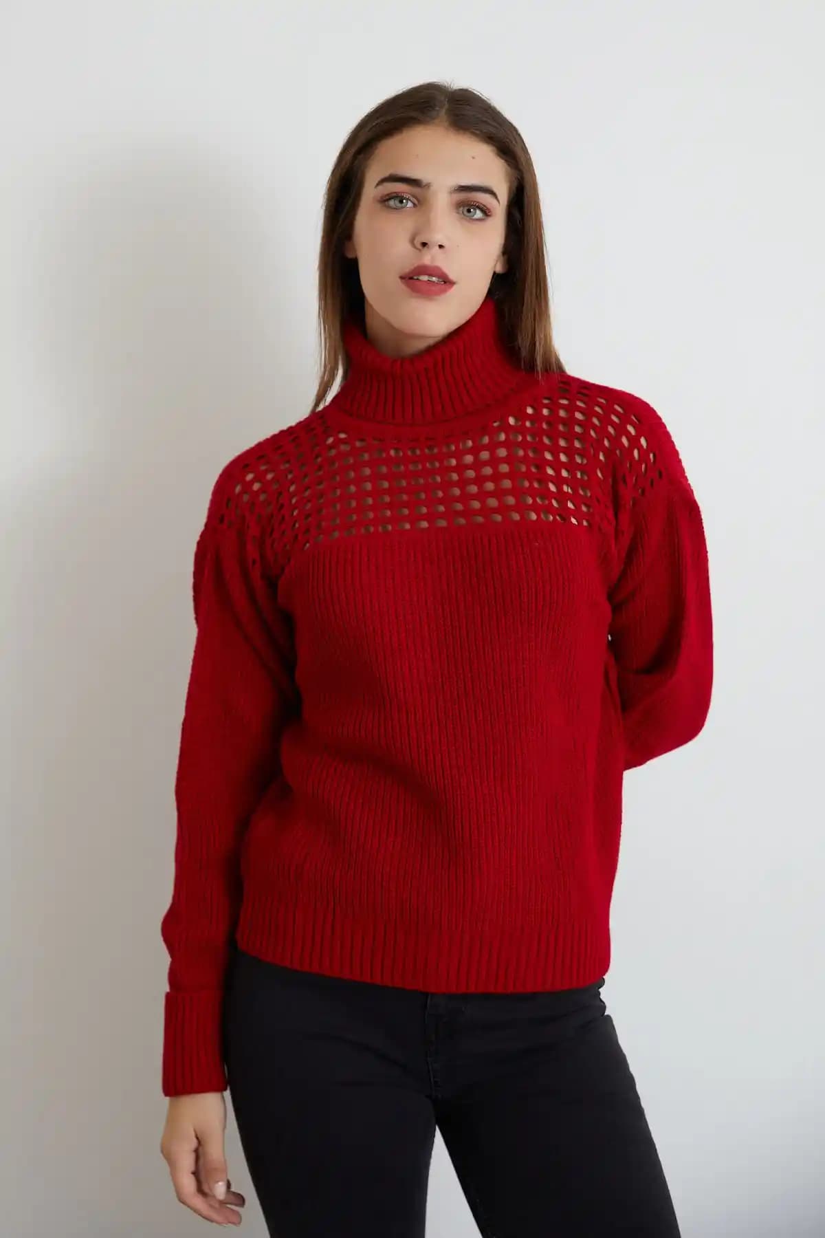 Kırmızı Balıkçı Yaka Kazaklar: Zamansız Şıklık ve Moda Trendleri