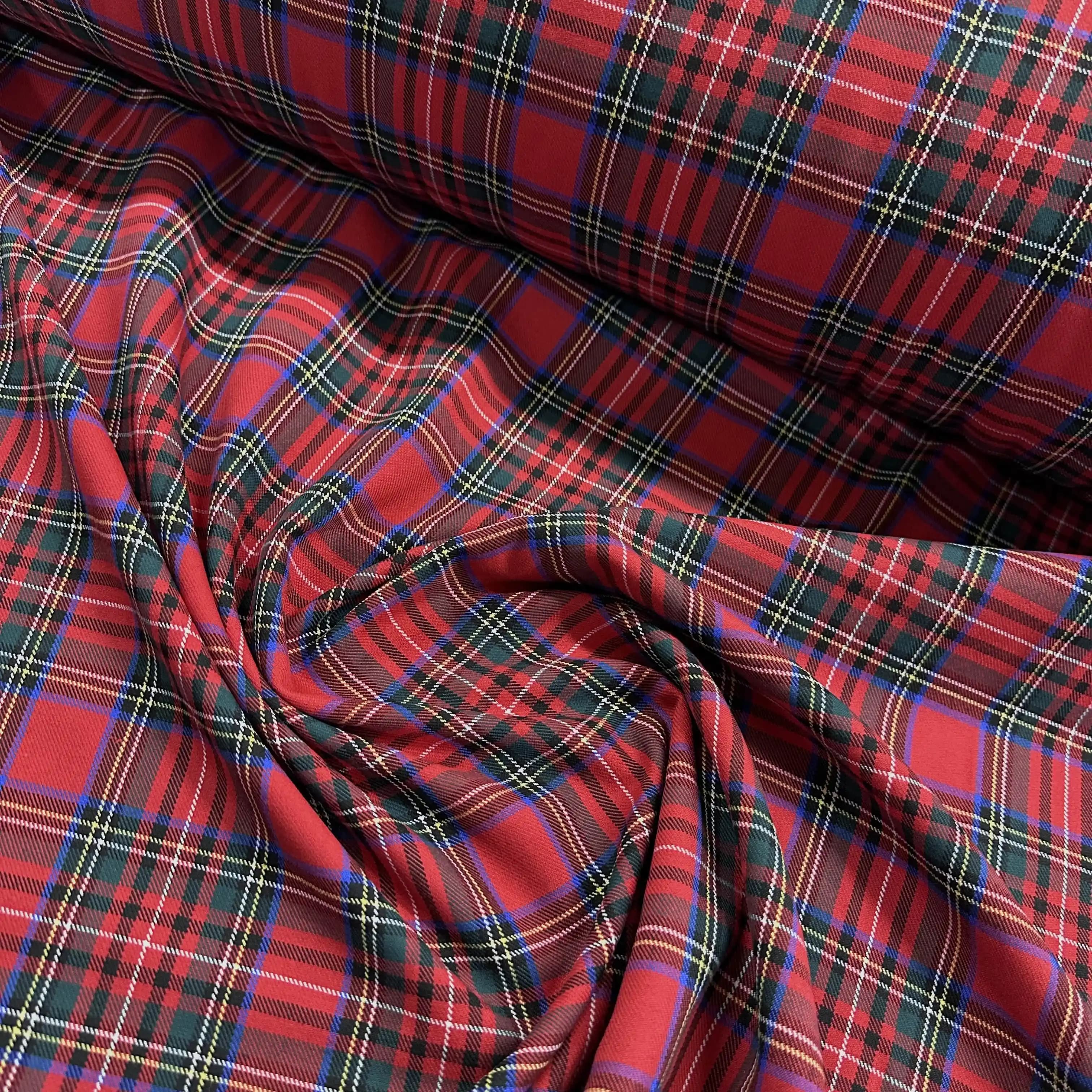 Kırmızı Ekose Deseni: Moda Dünyasında Zamansız ve Çok Yönlü Bir Stil İfadesi