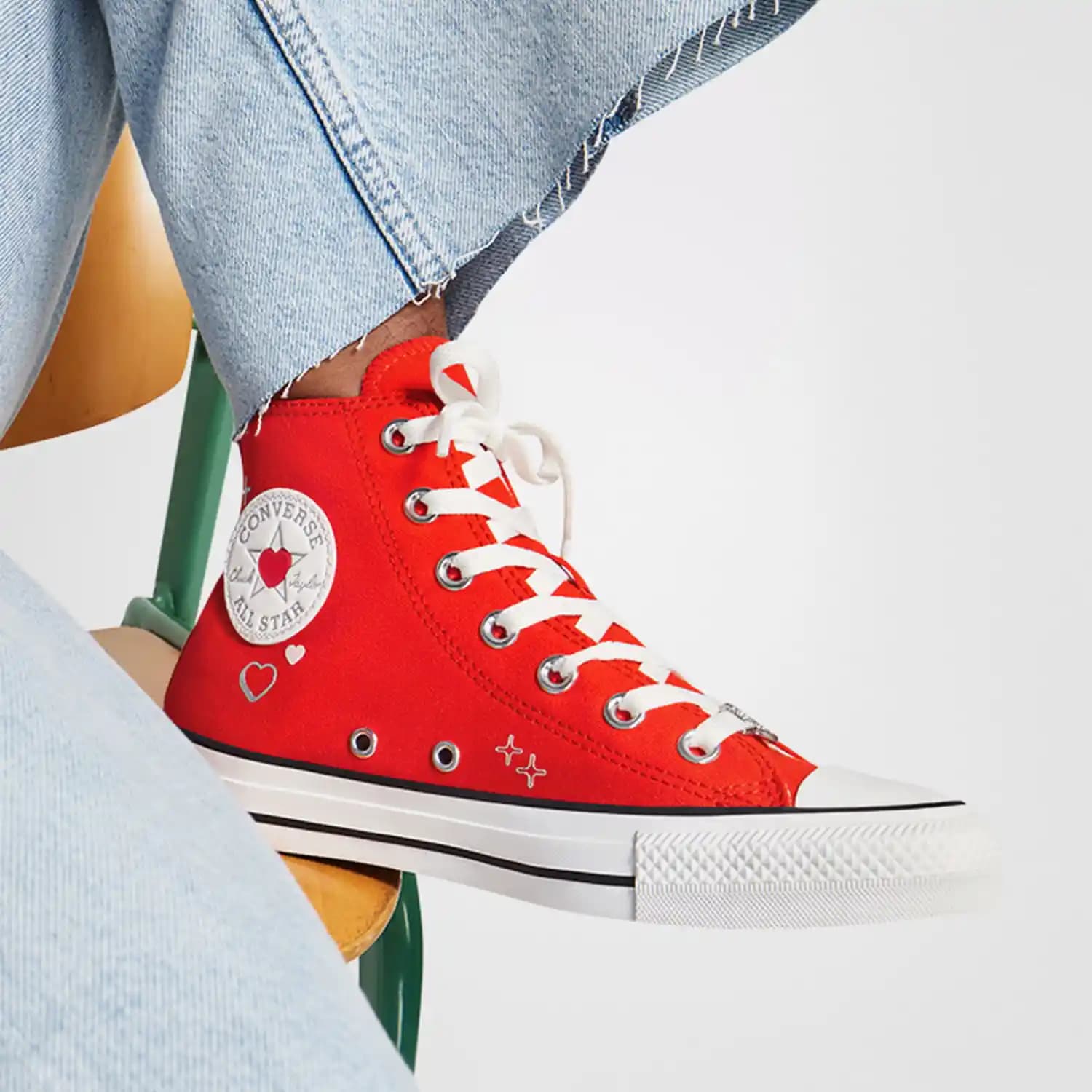 Kırmızı Kalpli Converse ile Moda ve Kendini İfade Etme Trendleri