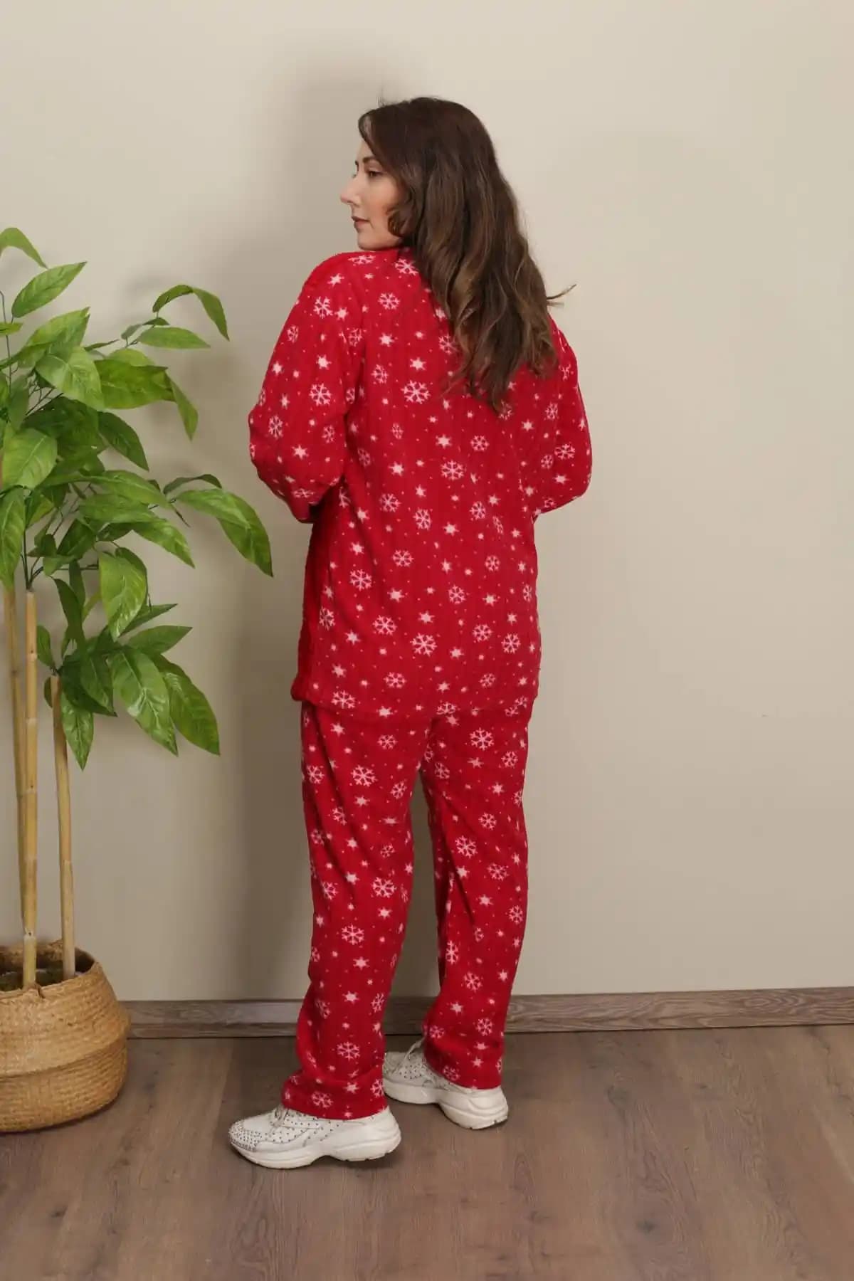 Kırmızı Pijama Modasında Şıklık ve Konforun Buluşması