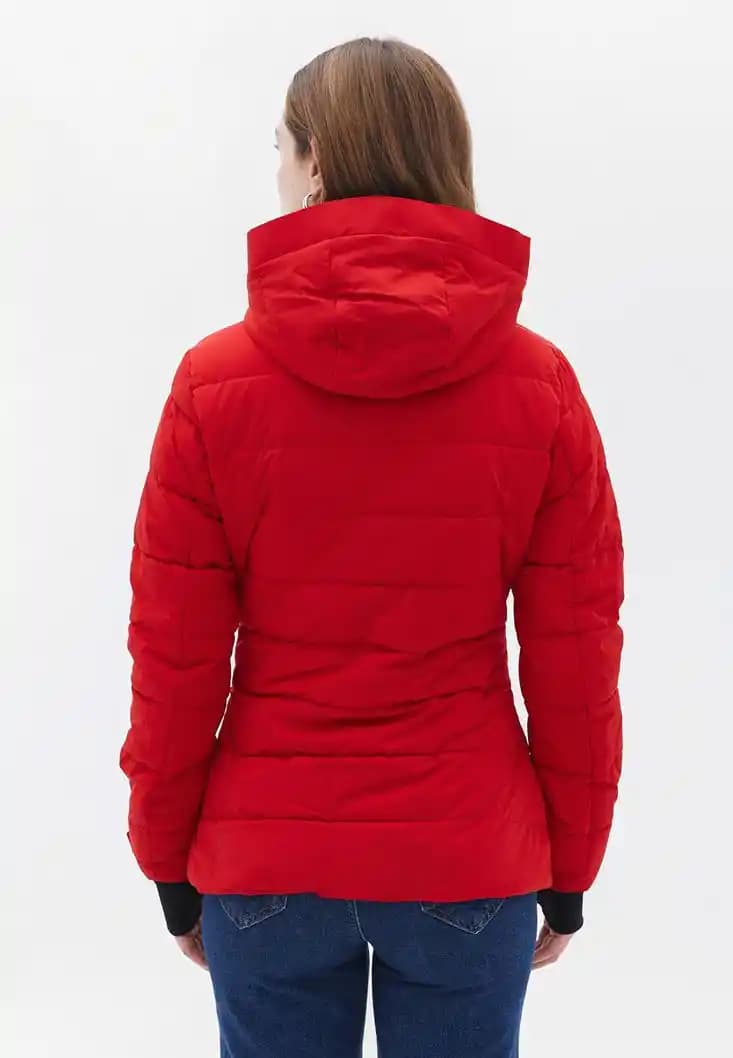 Kırmızı Şişme Montlar: Kış Modasının En Şık ve İşlevsel Parçası