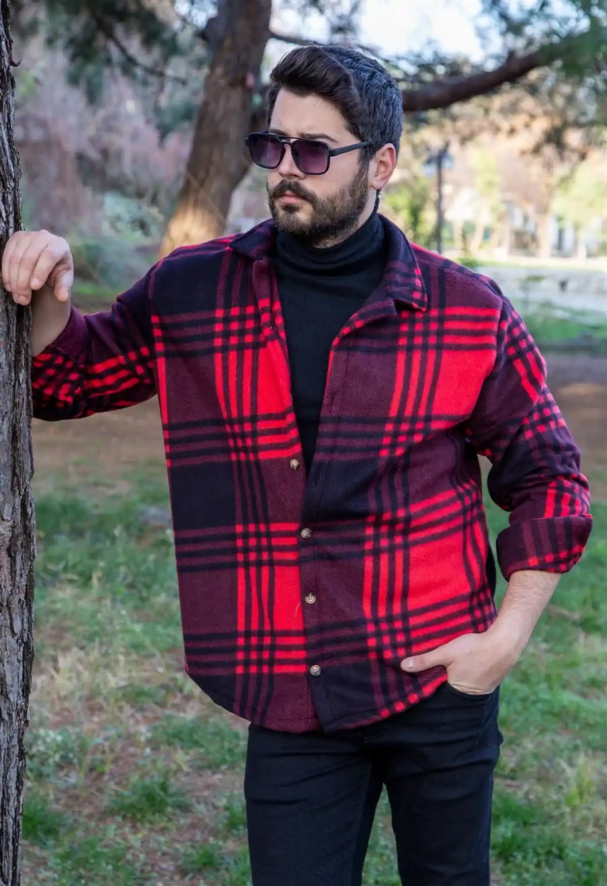 Kırmızı Siyah Ekose Gömlek Modada Zamansız ve Çok Yönlü Bir Parça