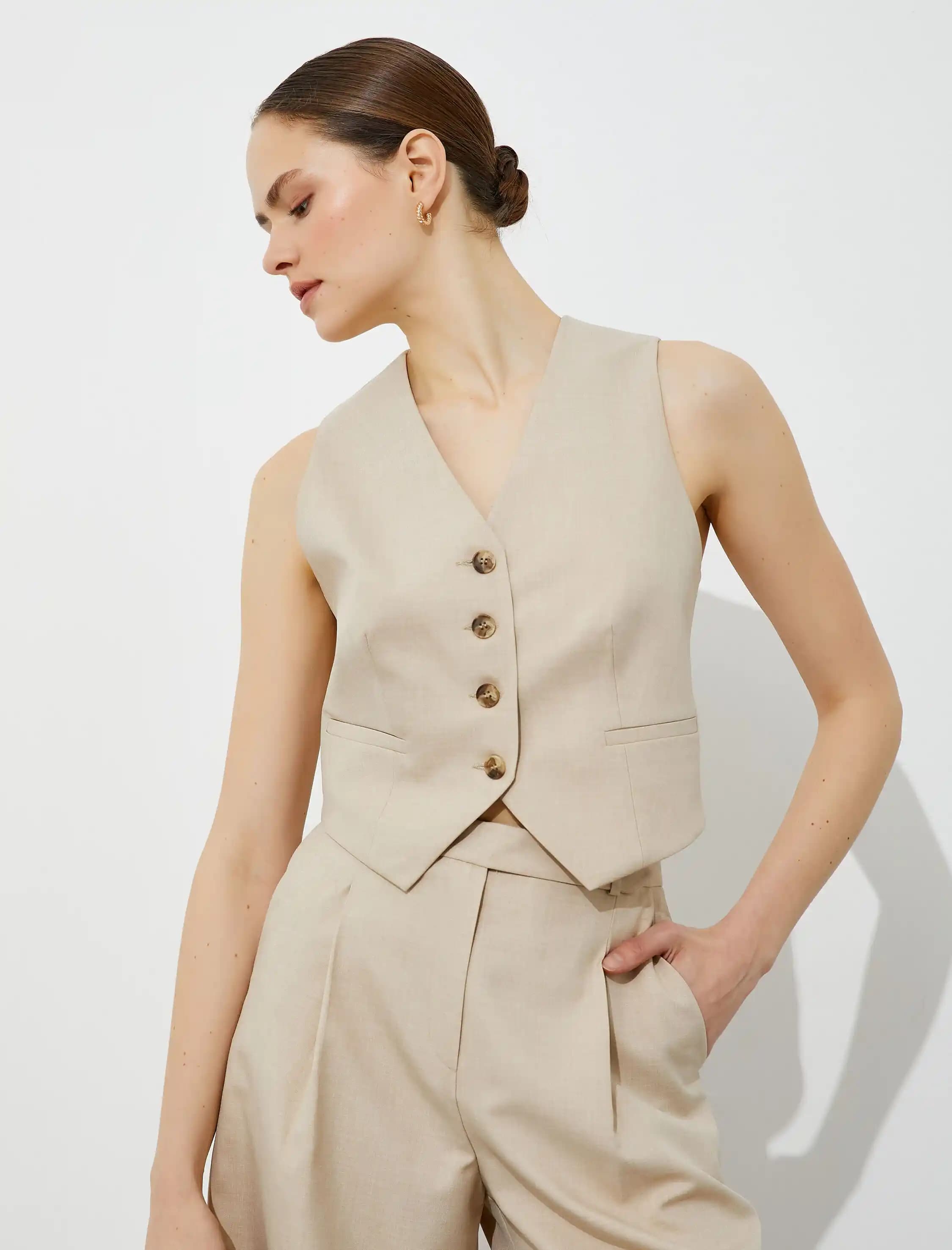 Kısa blazer yelek modası: Güncel trendler, kombin önerileri ve stil ipuçları