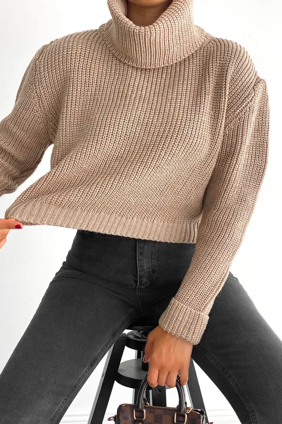 Kısa Boğazlı Kazaklar Moda Dünyasında Zamansız Şıklık ve Stil İpuçları