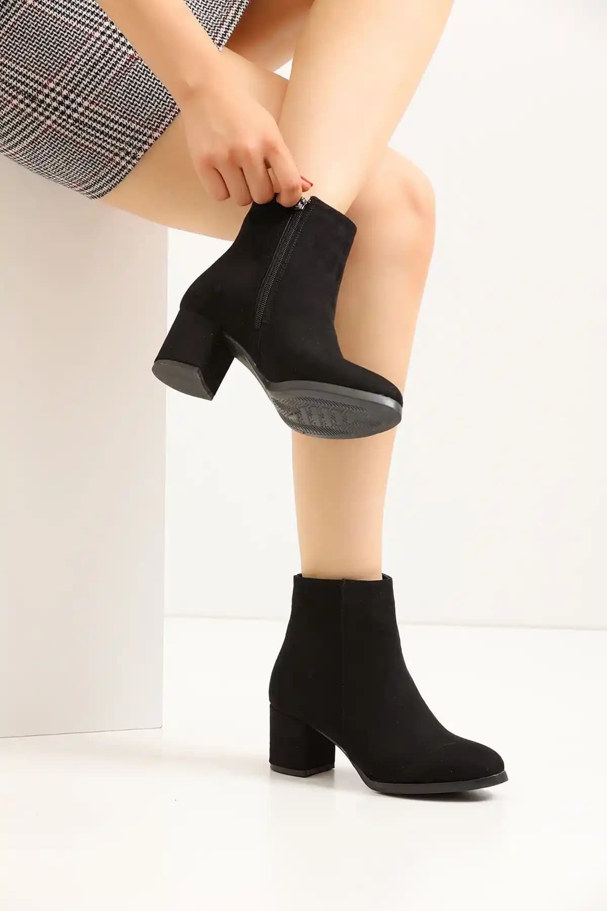 Kısa Bot Modası ve Trendleri: Stil İpuçlarıyla Şıklığı Yakalayın