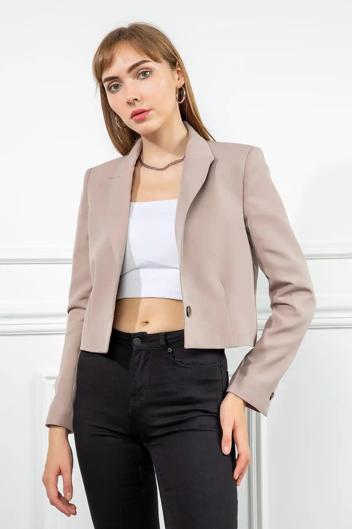 Kısa Kadın Ceketleri: Moda ve Fonksiyonellik Sunan Güncel Trendler ve Seçim Rehberi