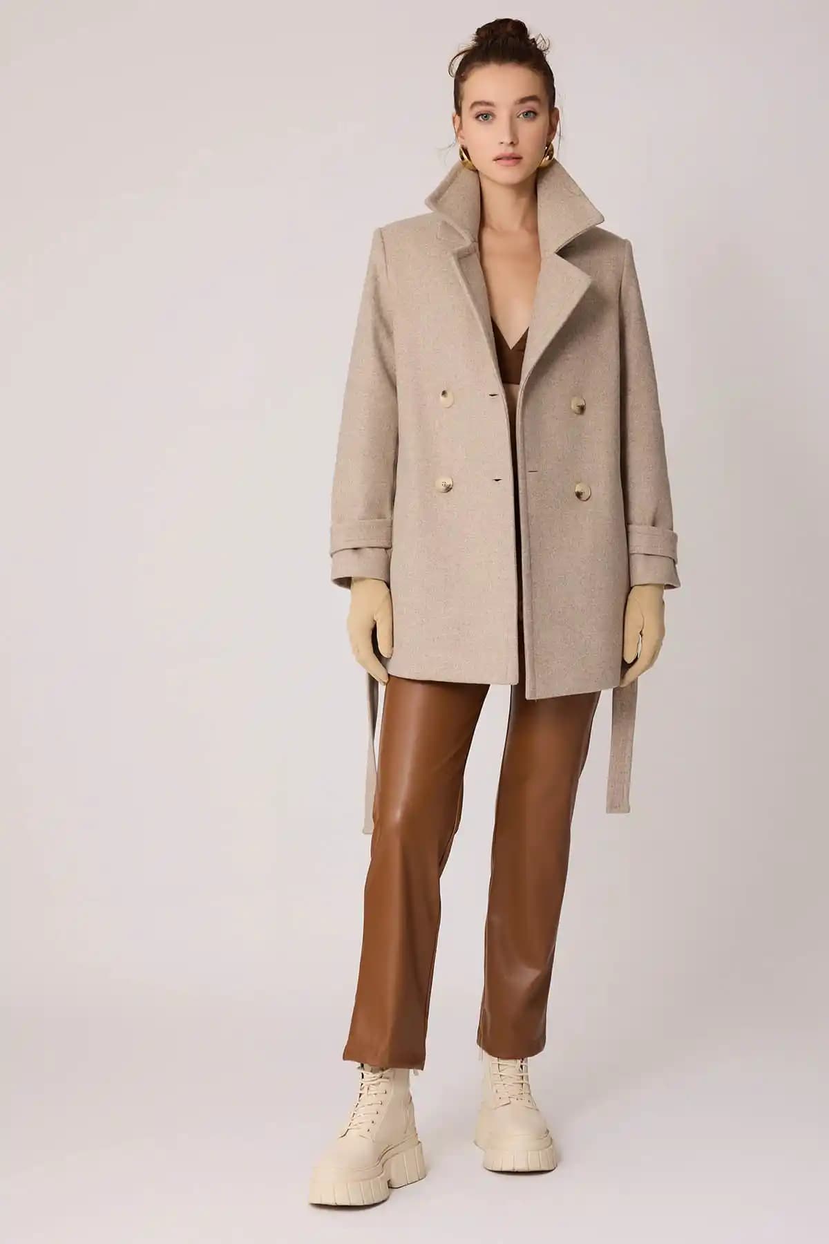 Kısa Kaşe Kabanlar ile Kış Moda Trendleri ve Kombin İpuçları