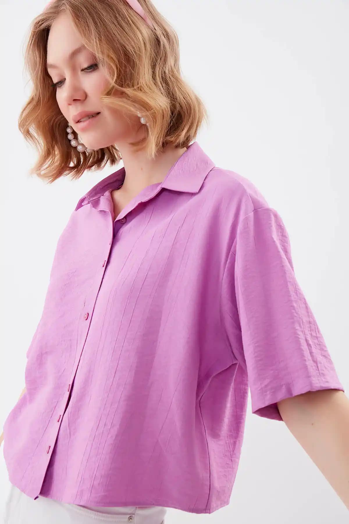 Kısa Kollu Gömlekler: Yazın ve Moda Trendlerinin Vazgeçilmez Parçası