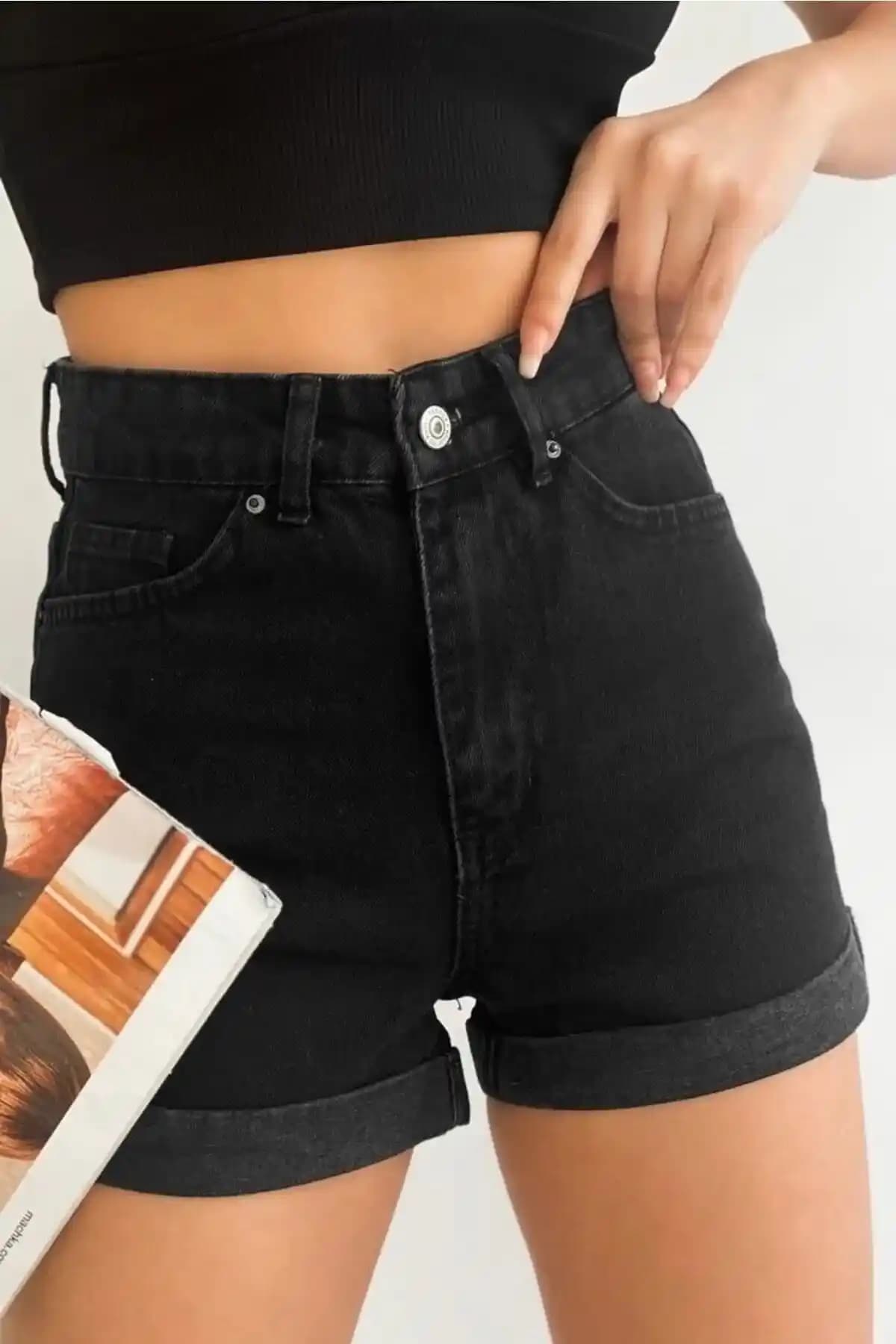 Kısa Kot Modası: Yaz Aylarında Şıklık ve Rahatlık İçin En İyi Seçenekler