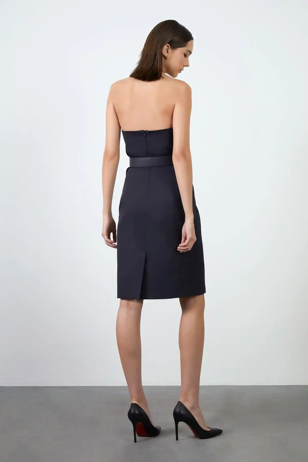 Kısa Lacivert Elbise Trendleri ve Stil İpuçları 2024