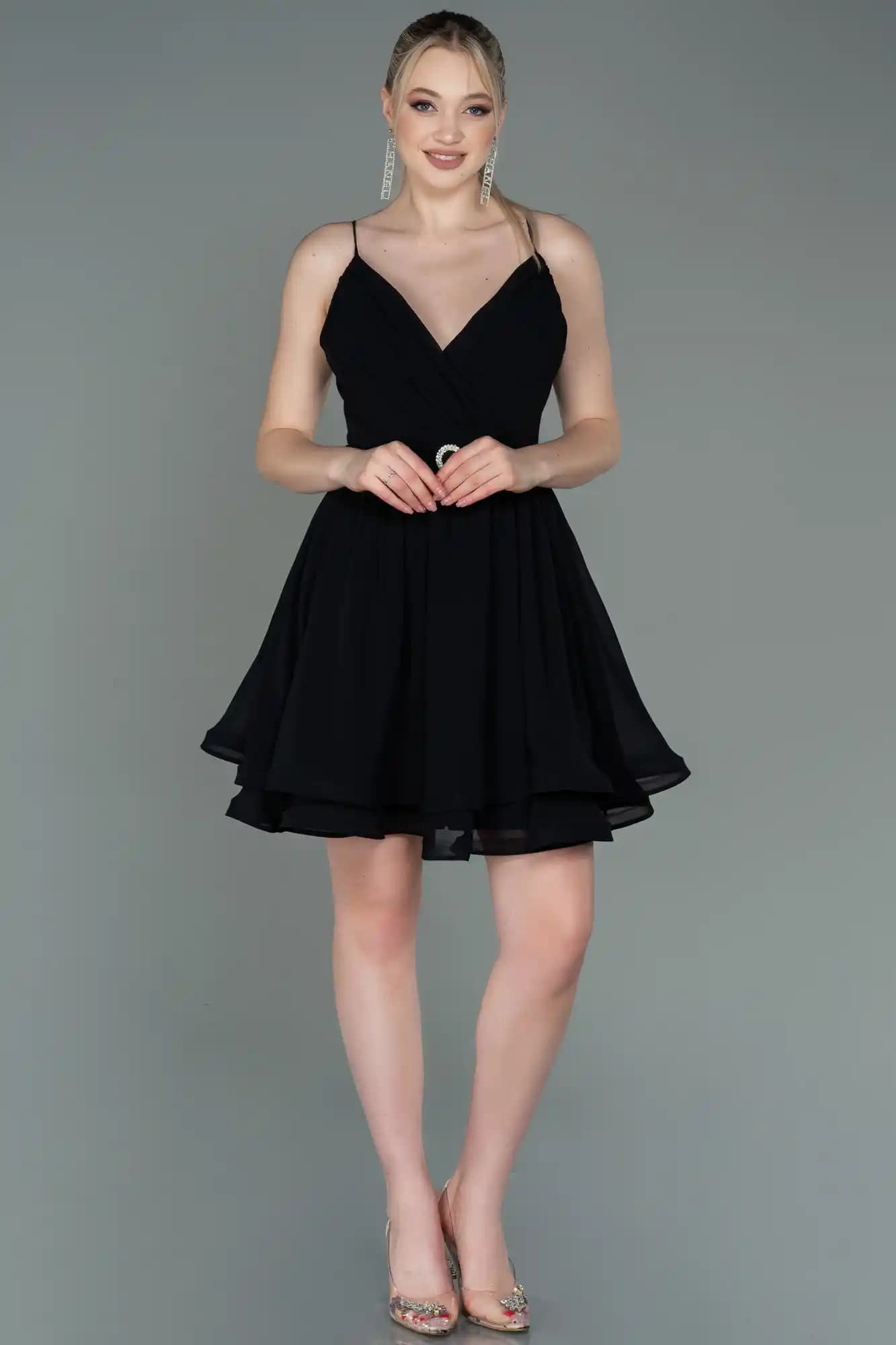 Kısa Mezuniyet Elbisesi Seçimi ve Trendleri: Şıklık ve Rahatlığın Buluştuğu Rehber