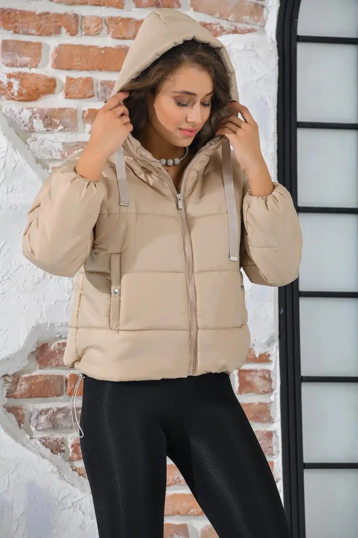 Kısa Mont Modası: Kadınlar İçin Şıklık ve Fonksiyonelliğin Buluştuğu Trendler