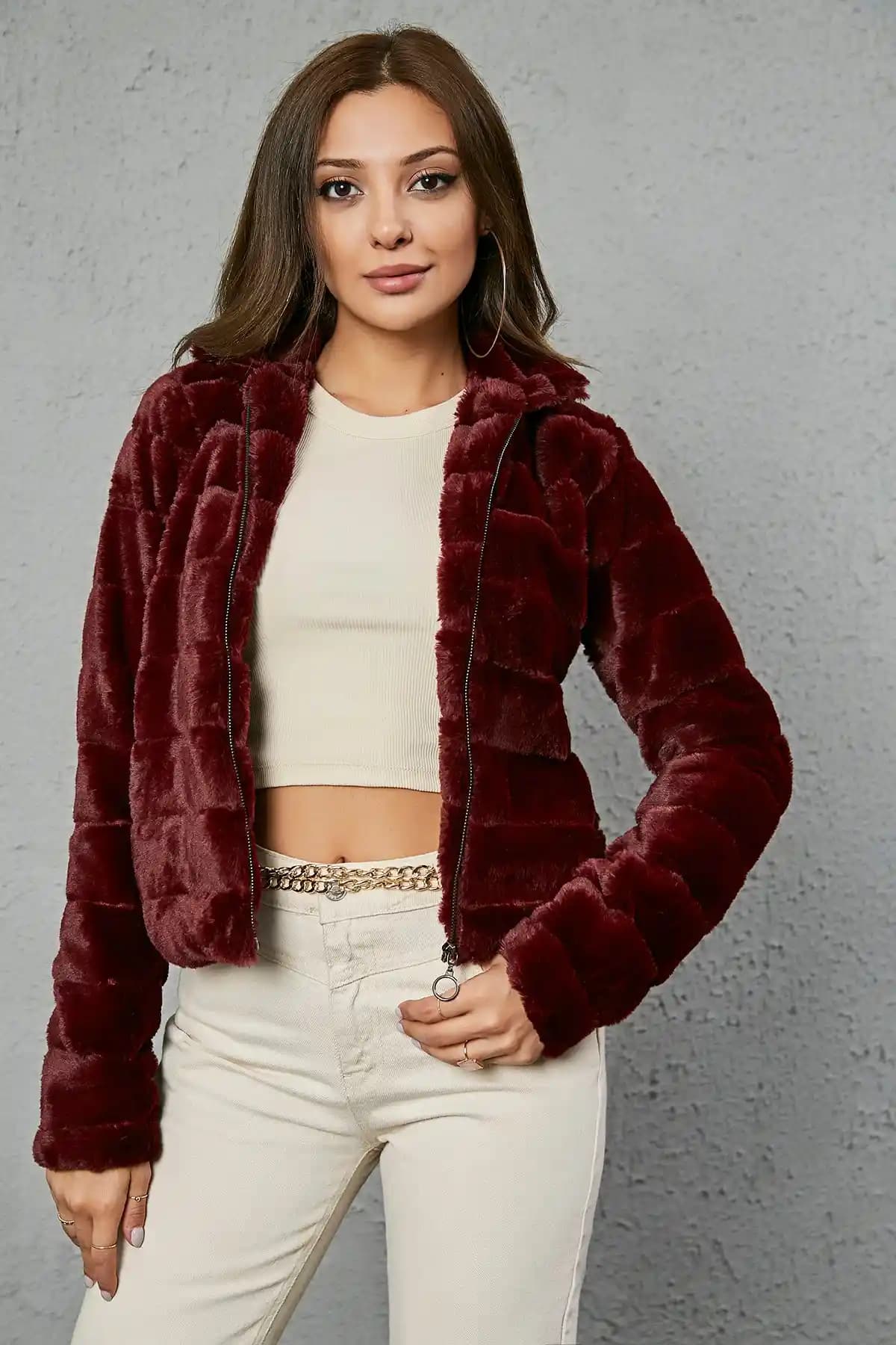 Kısa Peluş Montlar: Moda Dünyasında Sıcacık ve Şık Bir Trend Analizi