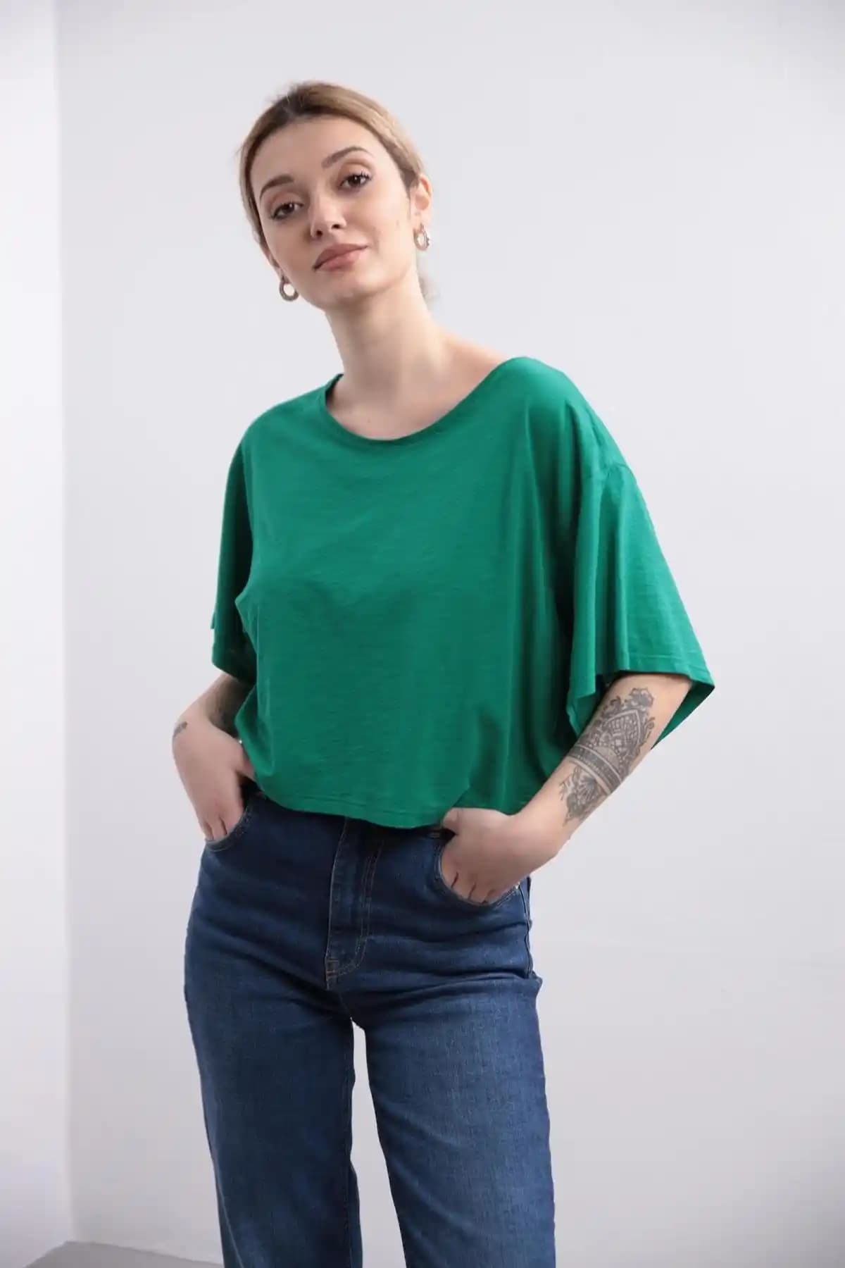 Kısa Tişörtlerin Moda Dünyasındaki Yükselişi ve Stil İpuçları