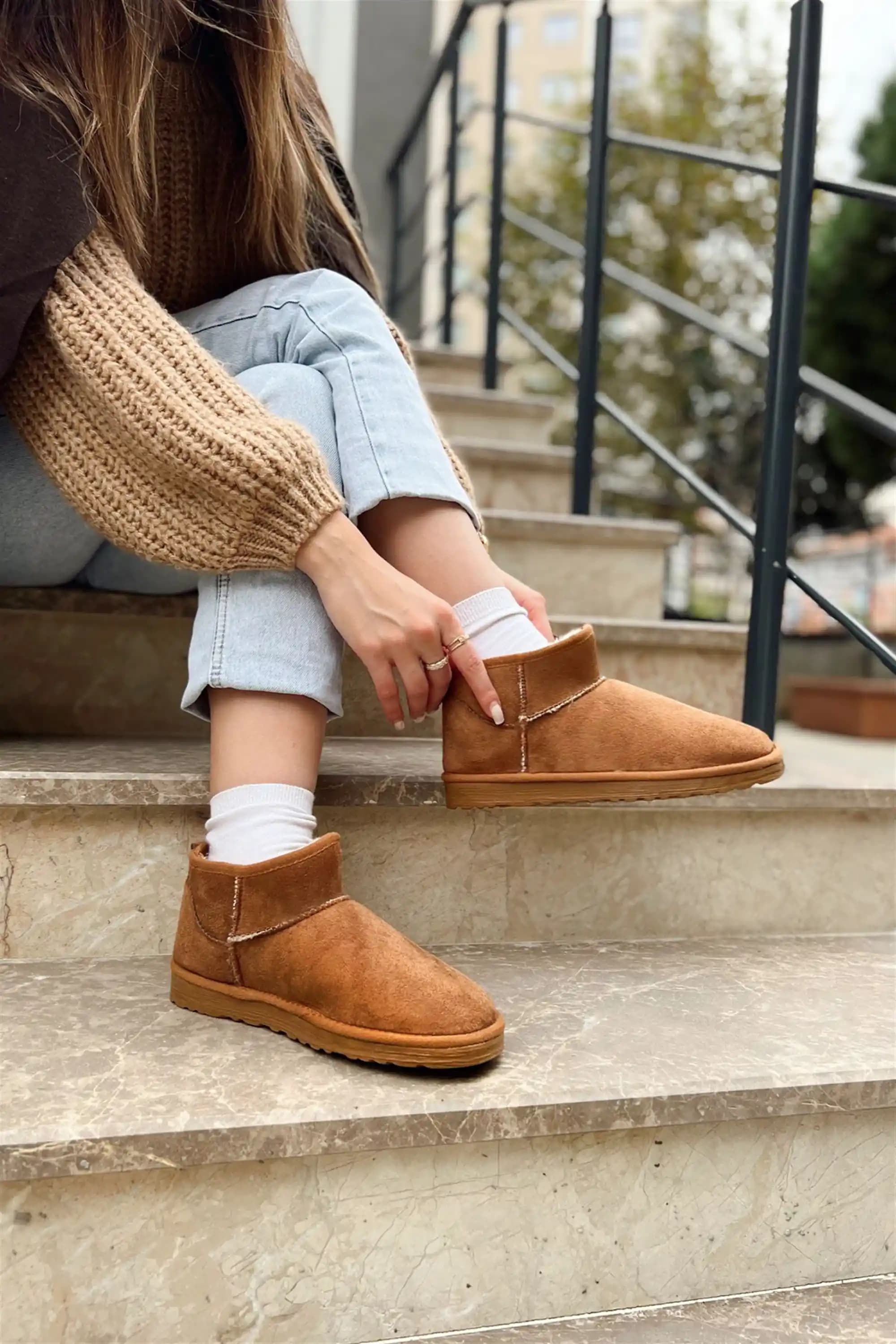 Kısa Ugg Botlar: Moda ve Konforu Bir Arada Sunan Şık Kış Ayakkabıları