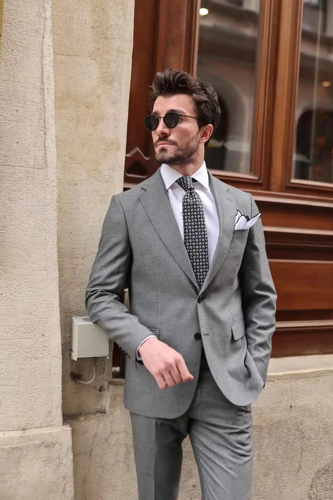 Kışlık Erkek Takım Elbisesi Seçimi ve Stil İpuçları: Trendler ve Bakım Tavsiyeleri