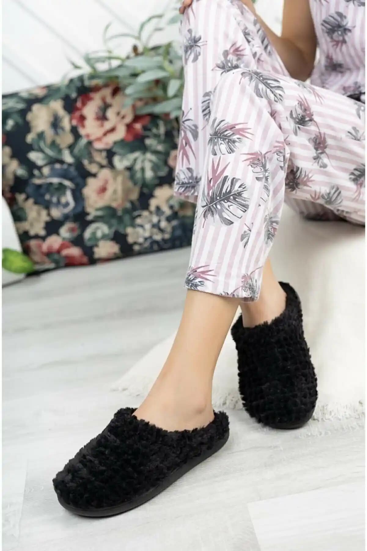 Kışlık Kadın Terlikleri: Şıklık ve Konforun Bir Arada Sunulduğu En İyi Seçenekler