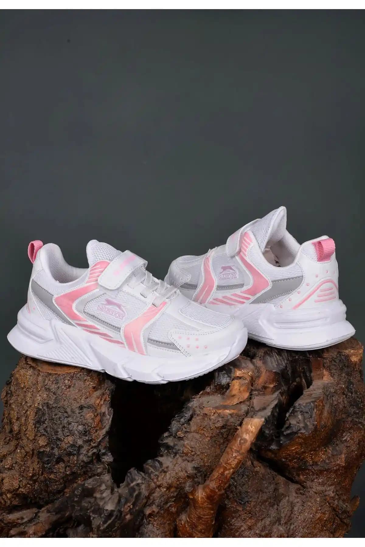 Kız Çocukları İçin Ayakkabı Seçiminde Stil ve Konforun Önemi ve Güncel Trendler