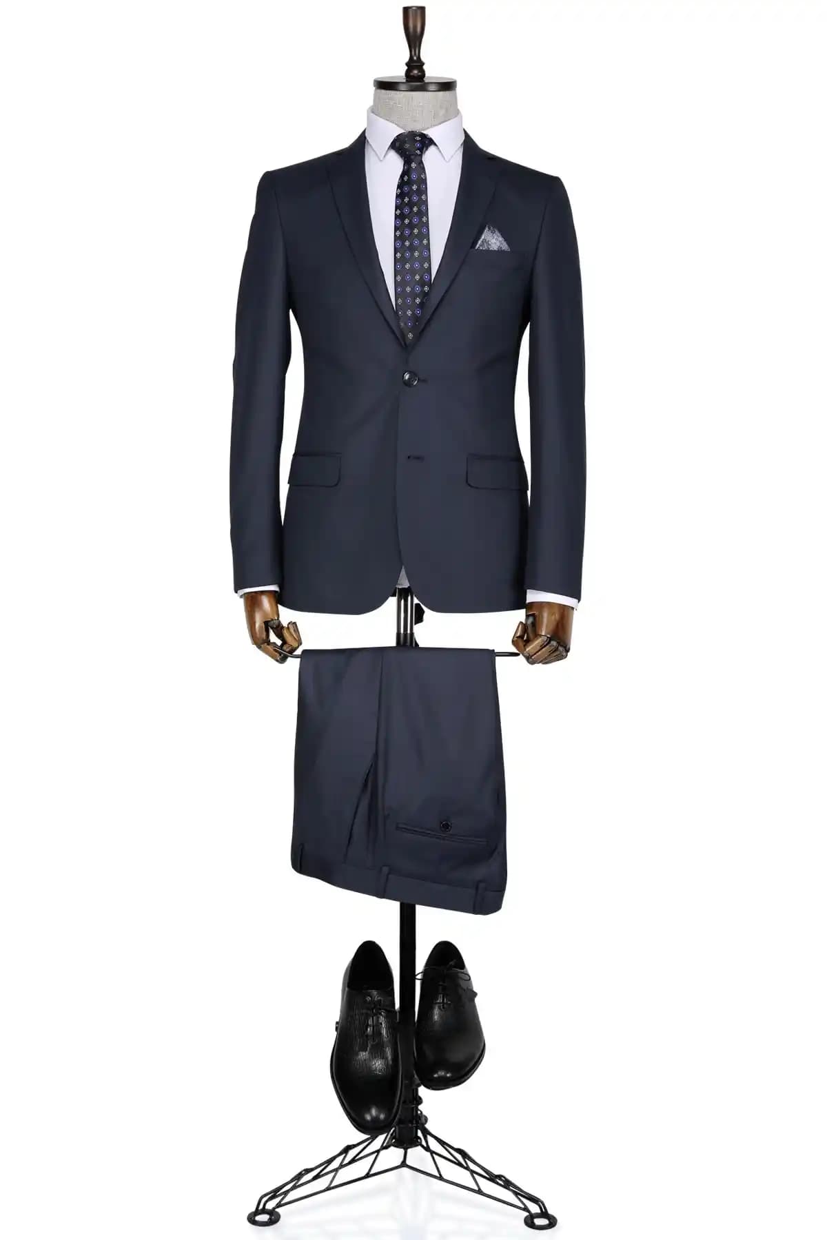 Klasik Erkek Takım Elbisesi: Zamansız Şıklık ve Modern Yorumlar