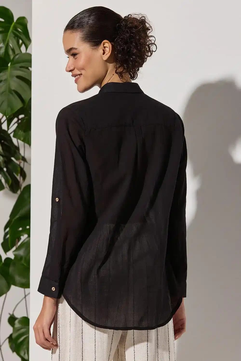 Klasik Siyah Gömlek: Moda Dünyasında Zamansız ve Çok Yönlü Bir Parça