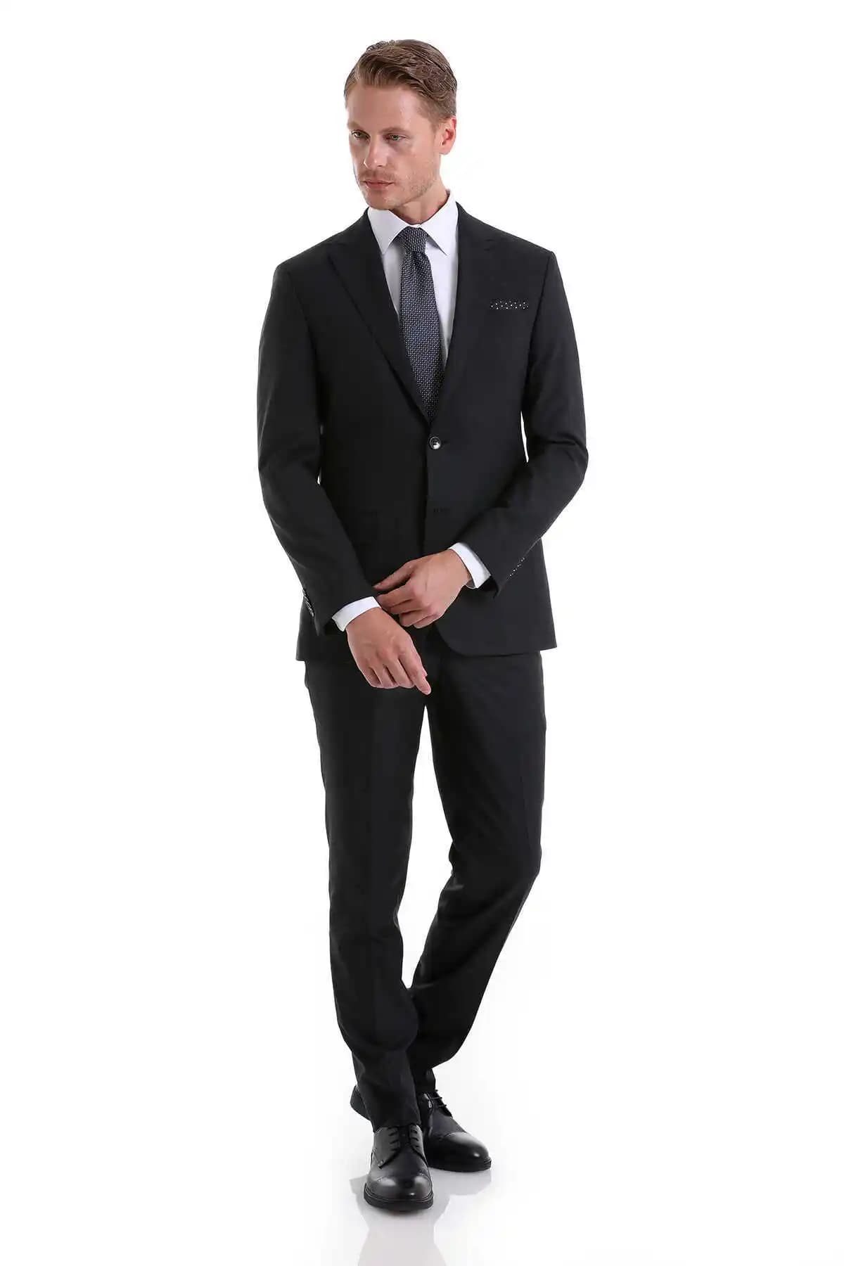 Klasik Takım Elbise Seçimi ve Stil İpuçlarıyla Zamansız Şıklık