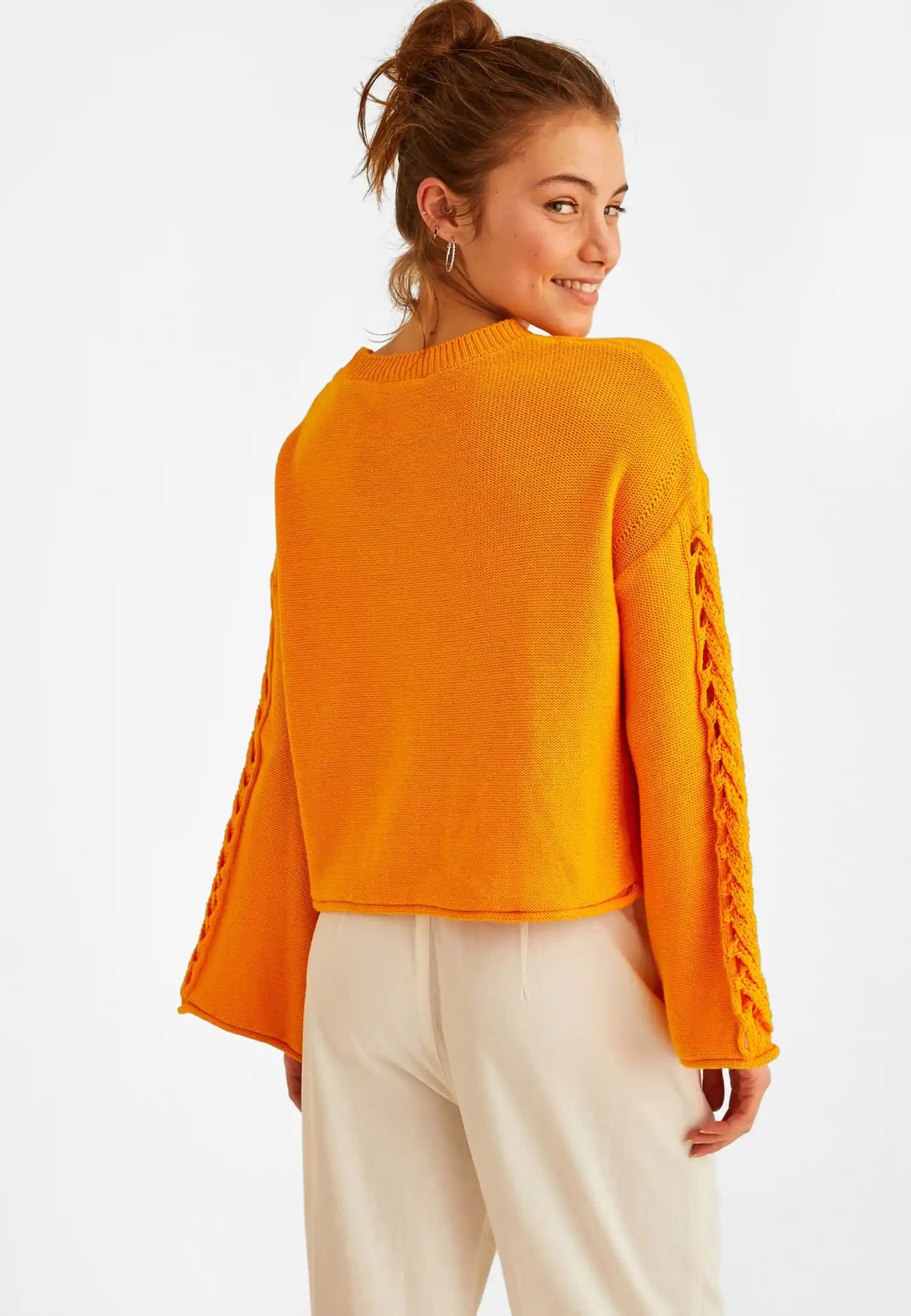 Kol Detaylı Kazaklar Moda Dünyasında Şıklık ve Konforun Birleştiği Parçalar