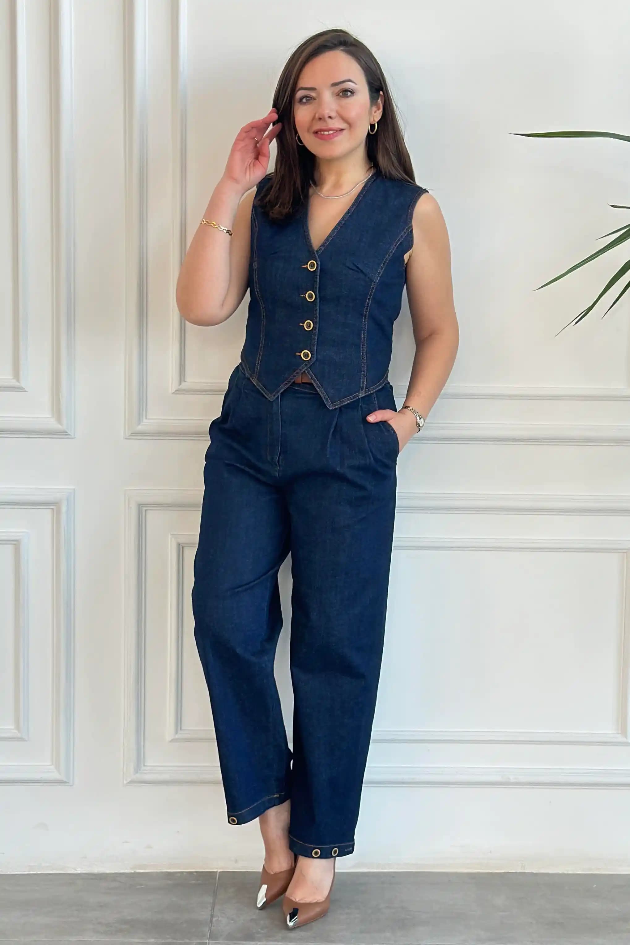 Kot Yelek ve Pantolon Takımlarıyla Güncel Moda Trendlerini Yansıtan Şık ve Rahat Kombinasyonlar