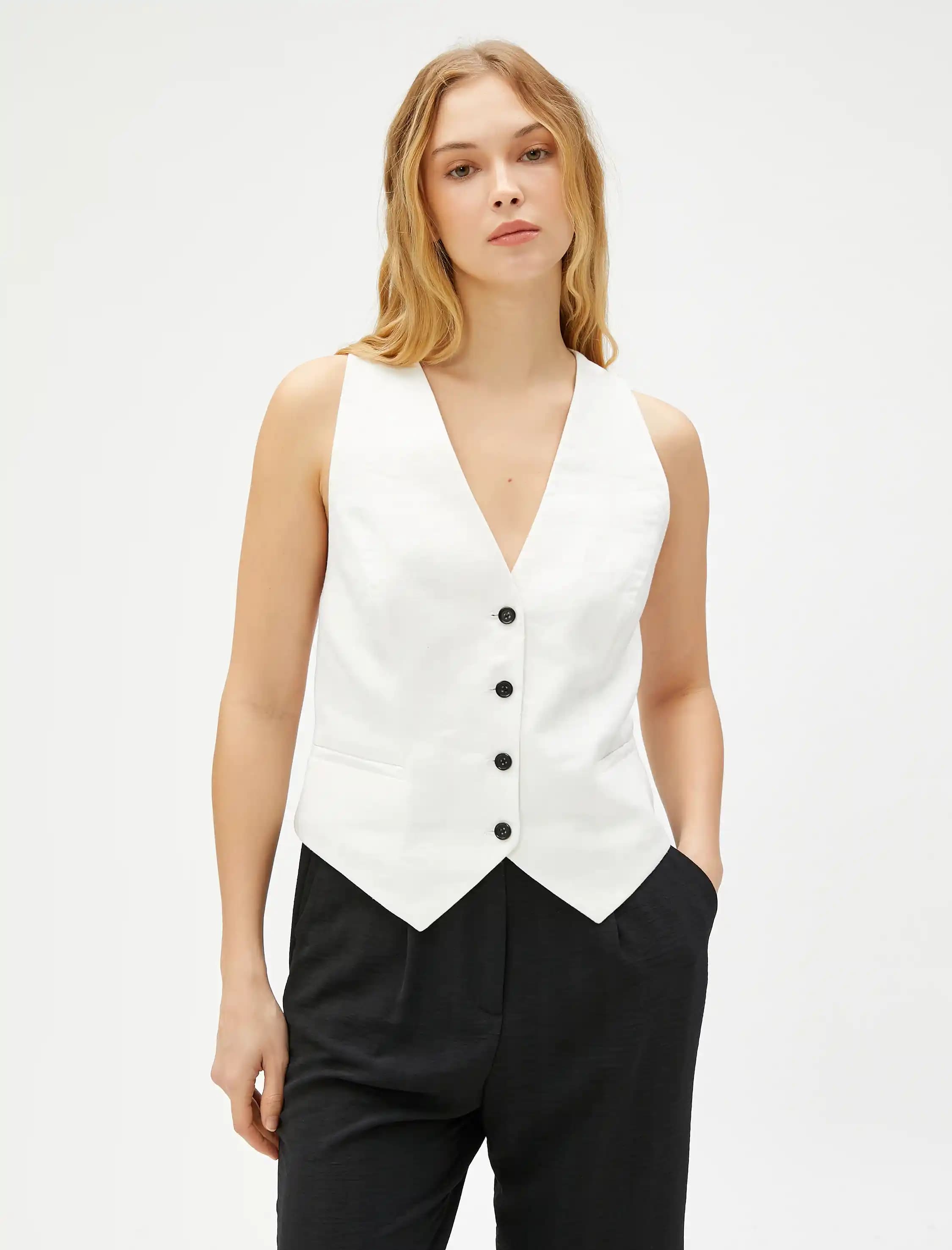 Koton Beyaz Yelek: Çok Yönlü ve Şık Tasarımlarla Stilinizi Yükseltin