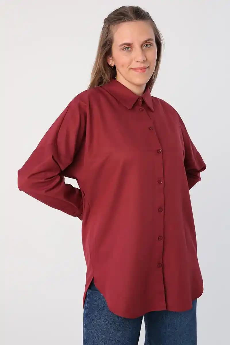 Koyu Bordo Gömlek: Moda Dünyasında Zamansız ve Çok Yönlü Bir Parça