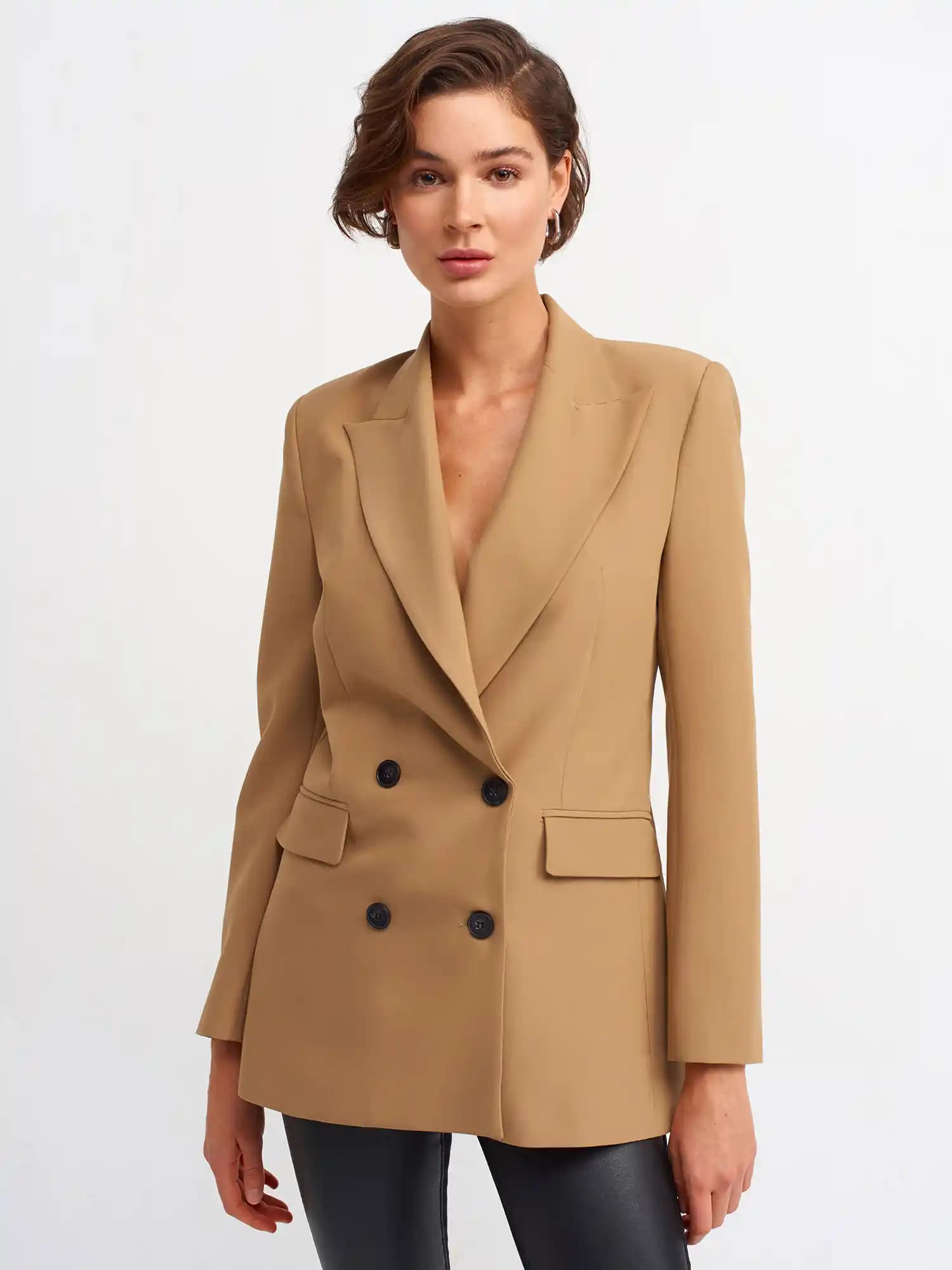 Koyu Camel Rengi Moda Dünyasında Zarif ve Modern Bir Ton Olarak Öne Çıkıyor