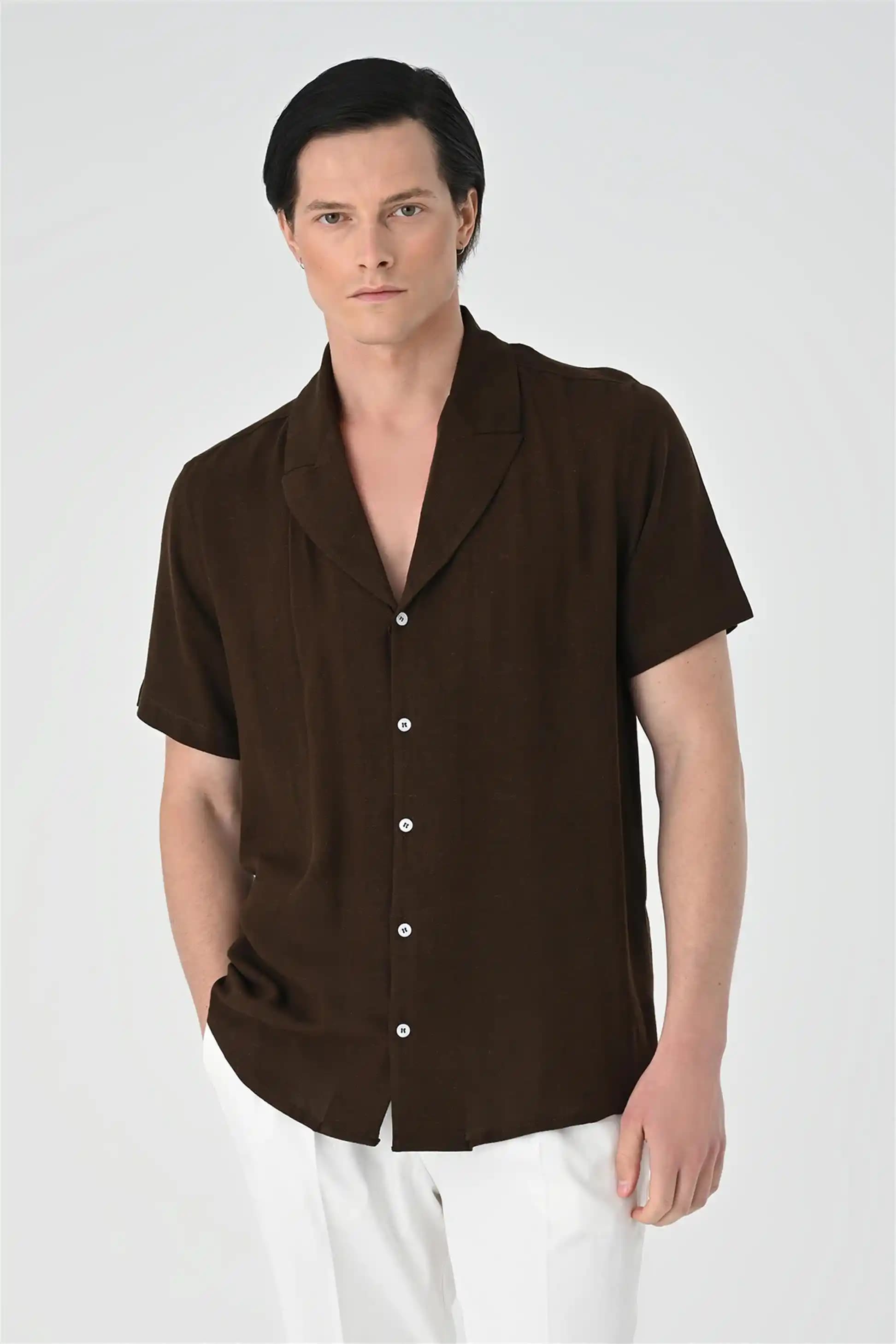 Koyu Kahve Gömlekler: Zamansız Şıklık ve Modern Moda Trendleri Analizi