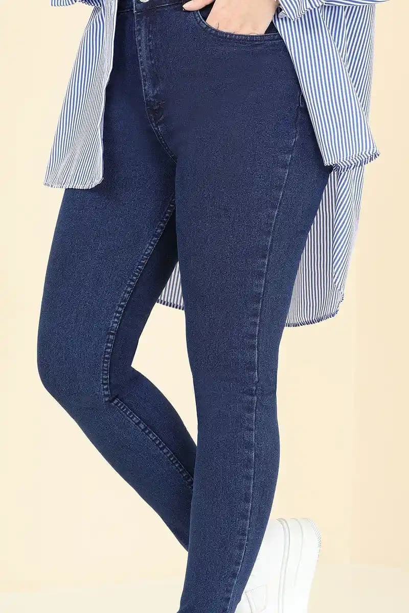 Koyu Kot Pantolon: Zamansız ve Çok Yönlü Moda Parçası İncelemesi