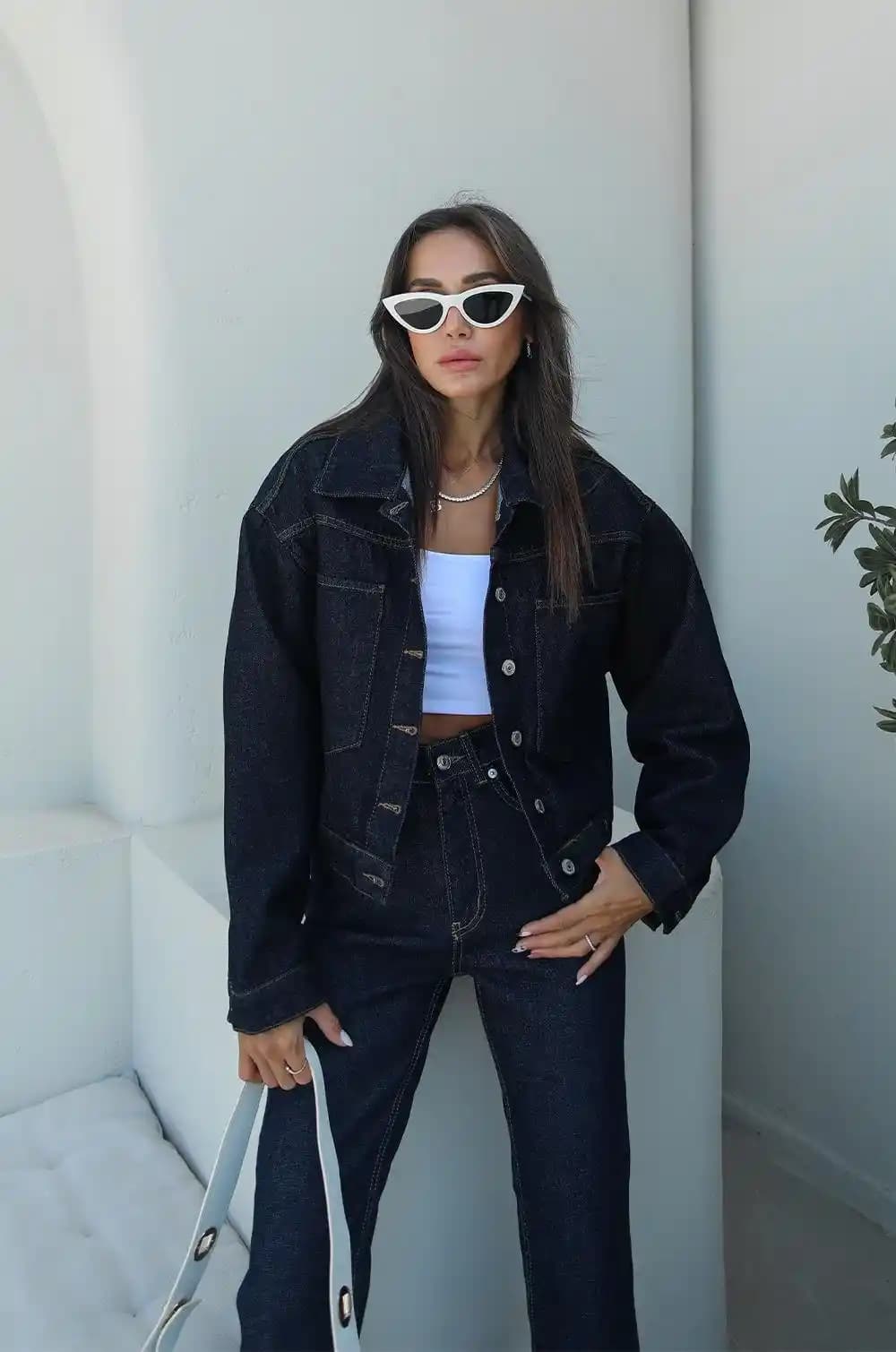 Koyu Lacivert Kot: Zamansız Şıklık ve Çok Yönlü Kullanım İmkanı Sağlayan Moda Parçası