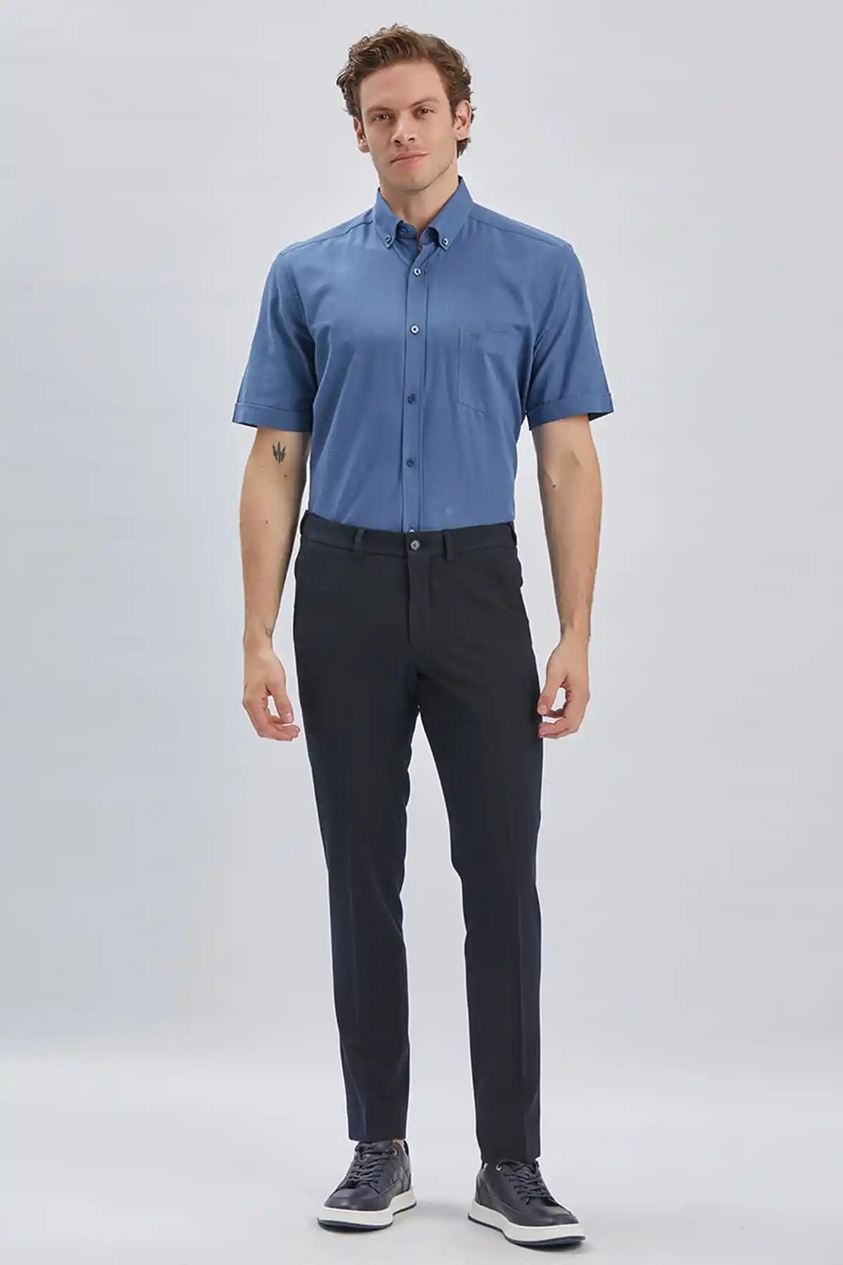 Koyu Lacivert Pantolonun Moda Dünyasındaki Yeri ve Stil İpuçları