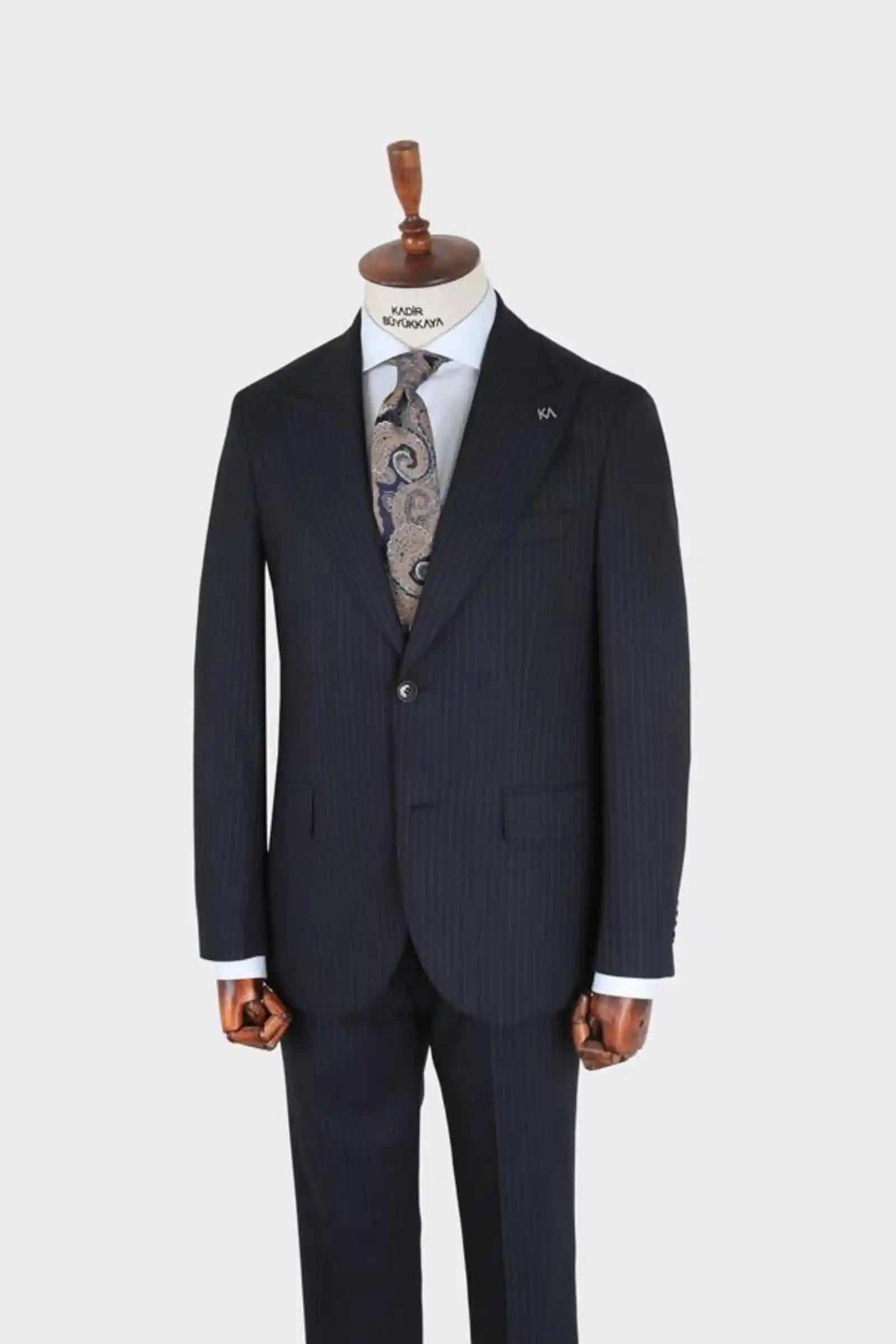 Koyu Lacivert Takım Elbise: Zamansız ve Çok Yönlü Moda Seçenekleri