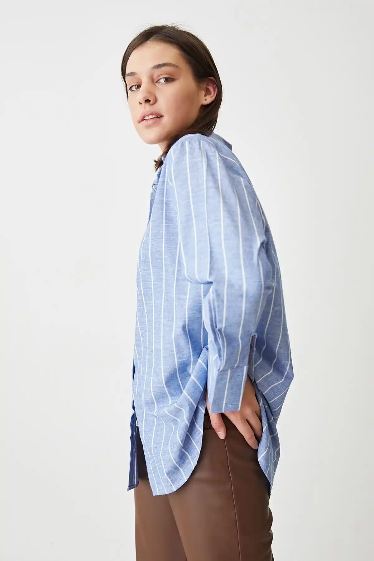 Koyu Mavi Çizgili Gömlekler ile Şıklık ve Rahatlık Bir Arada