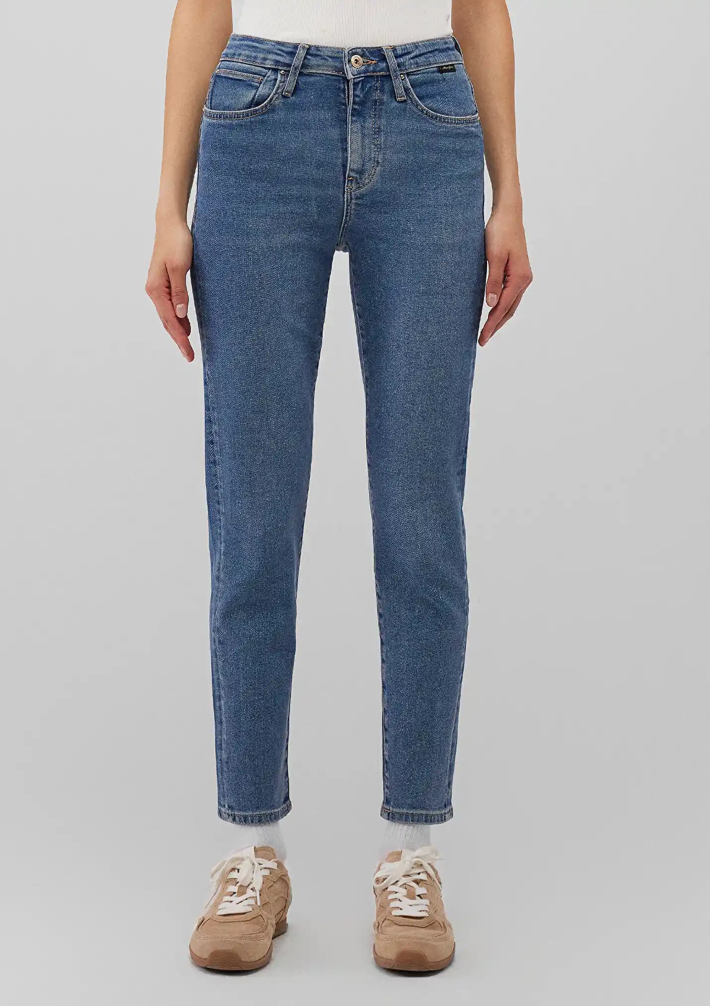 Koyu Mavi Pantolon Seçimi ve Kombinasyonları: Moda Dünyasında Zamansız Parça