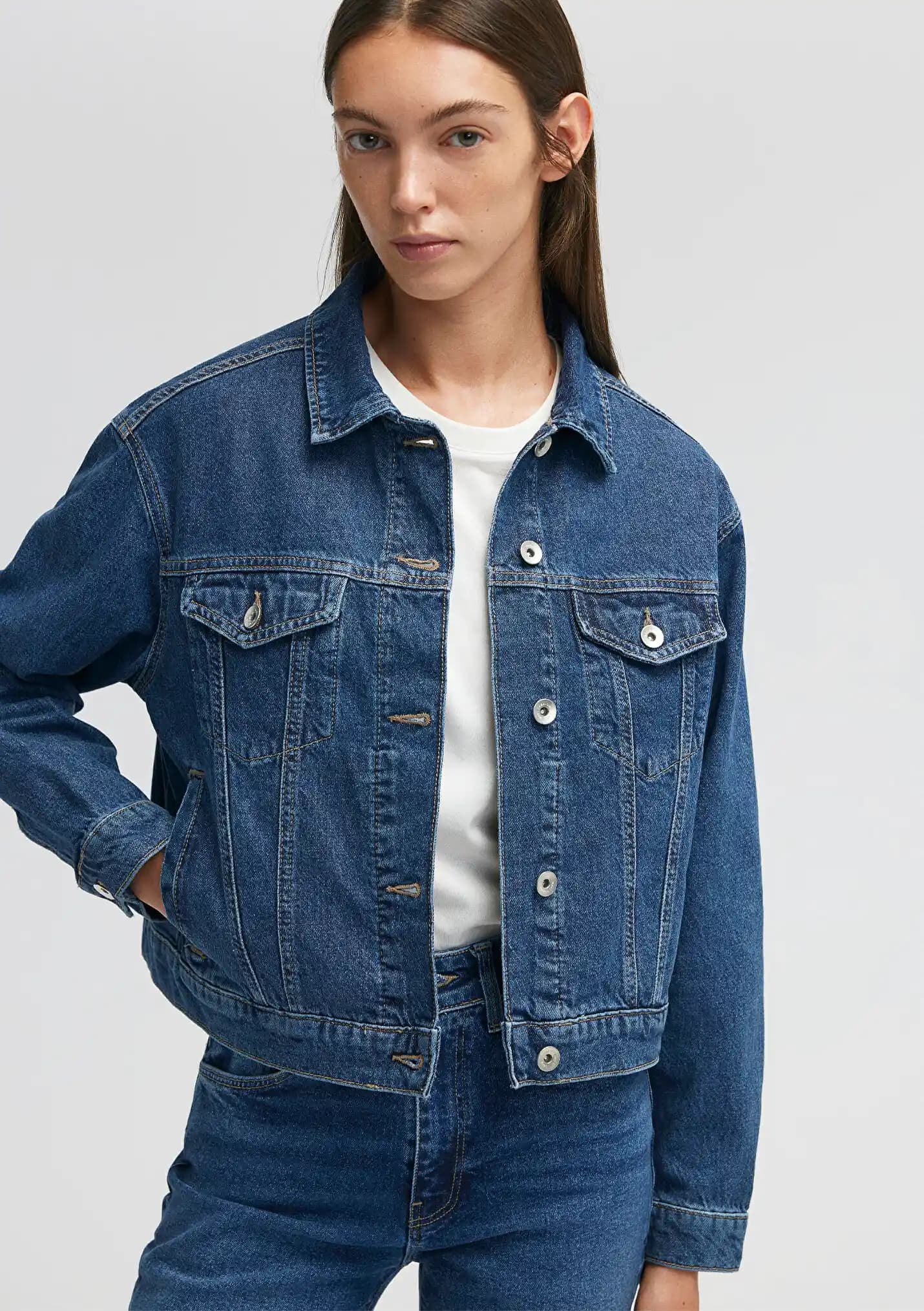 Koyu Mavi Rengi Moda Trendleri ve Stil İkonlarıyla Zamansız Şıklık