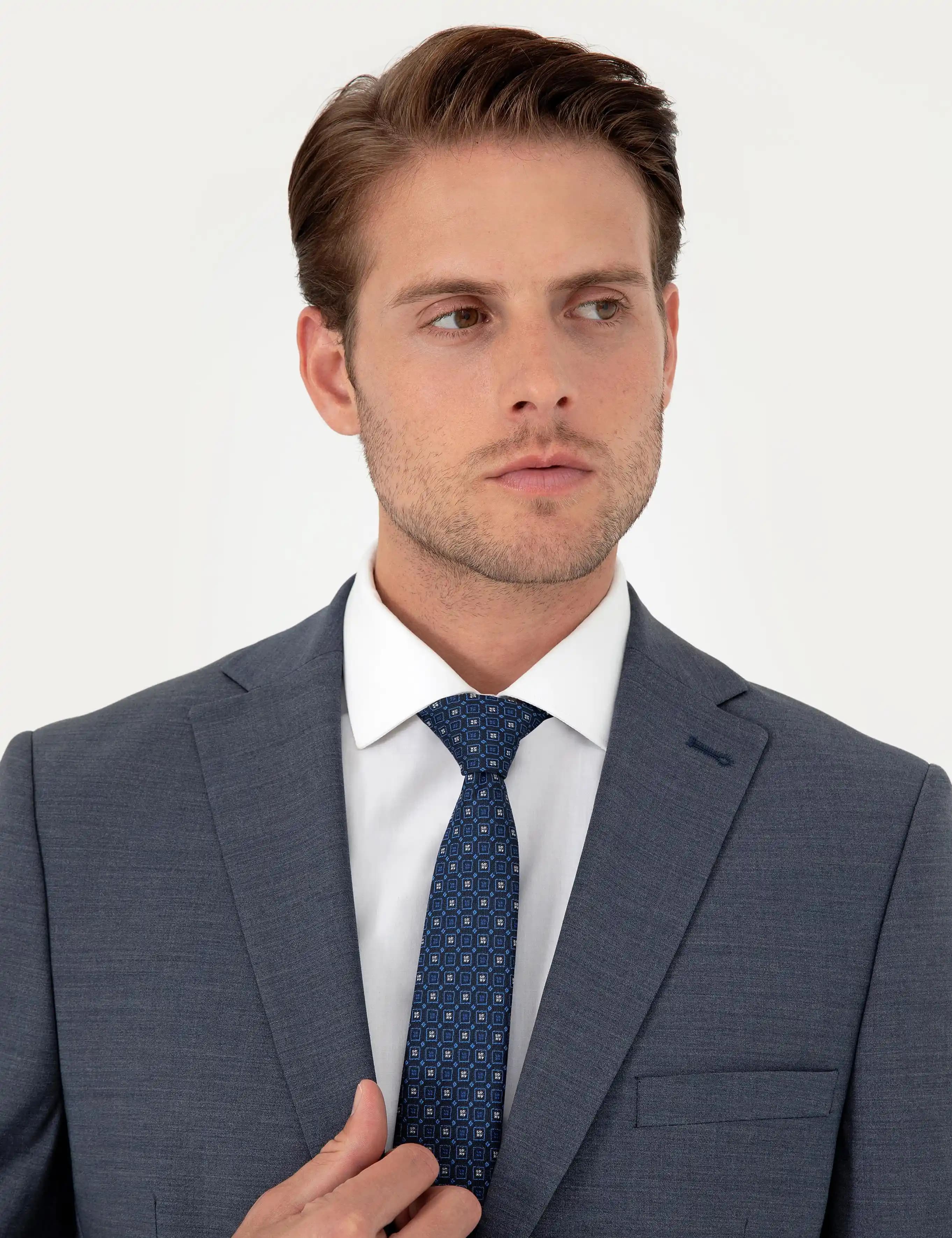 Koyu Mavi Takım Elbise: Şıklık ve Zarafetin Modern Erkek Giyim Seçeneği