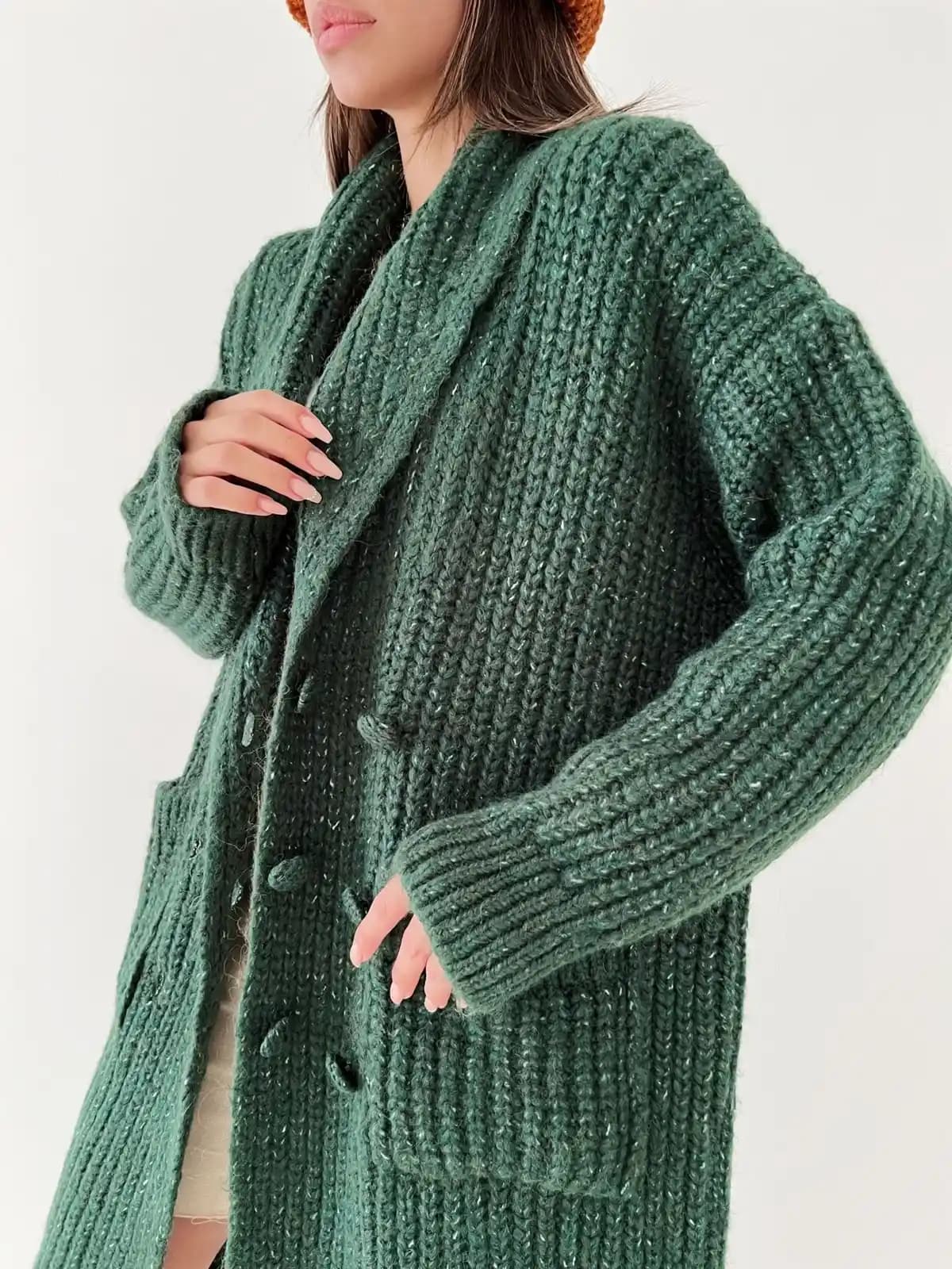 Koyu Yeşil Hırka: Zarif ve Şık Bir Moda Parçası Olarak Kombinasyon İpuçları