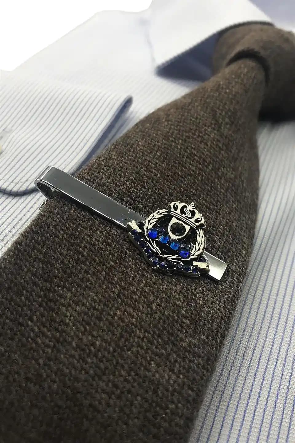 Kravat İğnesi Modelleri ve Stil İpuçları: Şıklık ve İşlevselliğin Buluşması