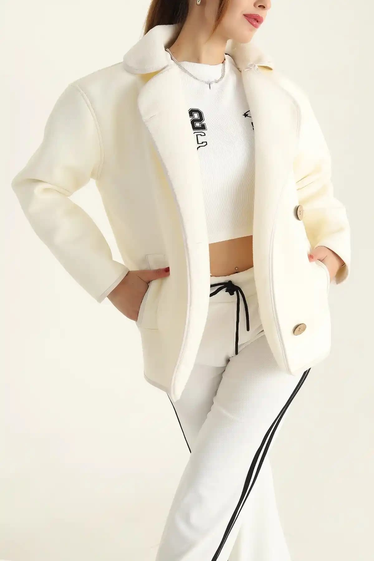 Krem Bayan Mont Seçenekleri ve Moda Trendleri Kış Aylarında Stil ve Konfor Sağlar