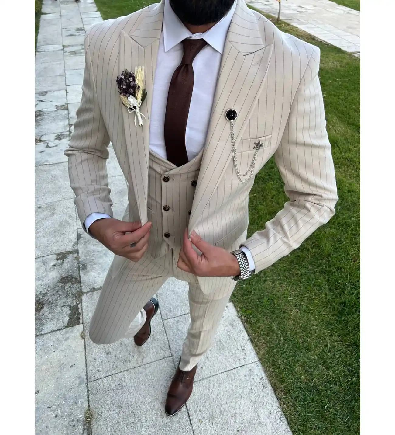 Krem Çizgili Takım Elbise: Modern Şıklık ve Zarafet İçin Stil Önerileri