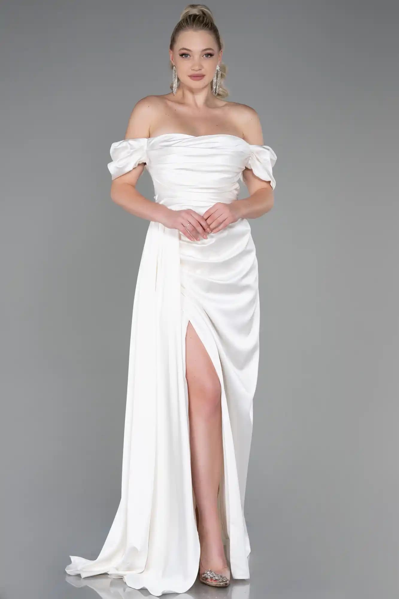 Krem Nişan Elbisesi Seçenekleri ve Stil Önerileriyle Zarif Bir Görünüm