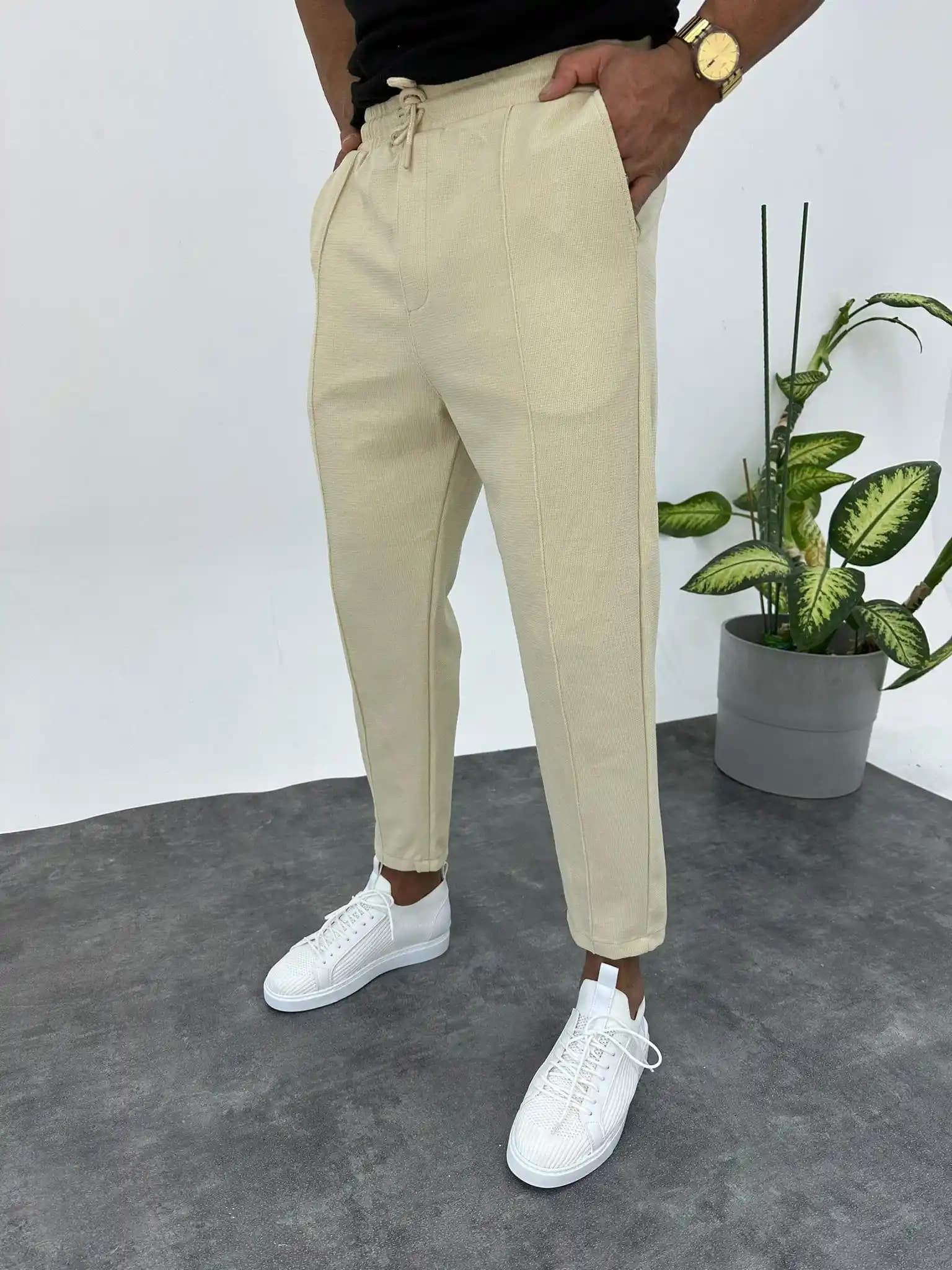 Krem Pantolon Modası: Şıklık ve Çok Yönlülük İçin Stil Rehberi