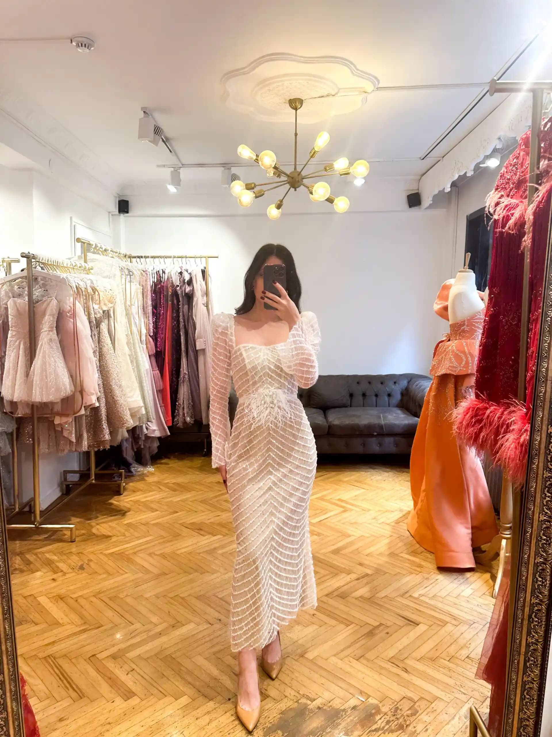 Krem Rengi Nişan Elbisesi Seçenekleri ve Stil İpuçları