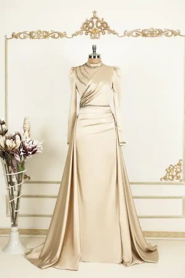 Krem Rengi Söz Elbisesi: Zarif ve Zamansız Şıklığın Moda Dünyasındaki Yeri