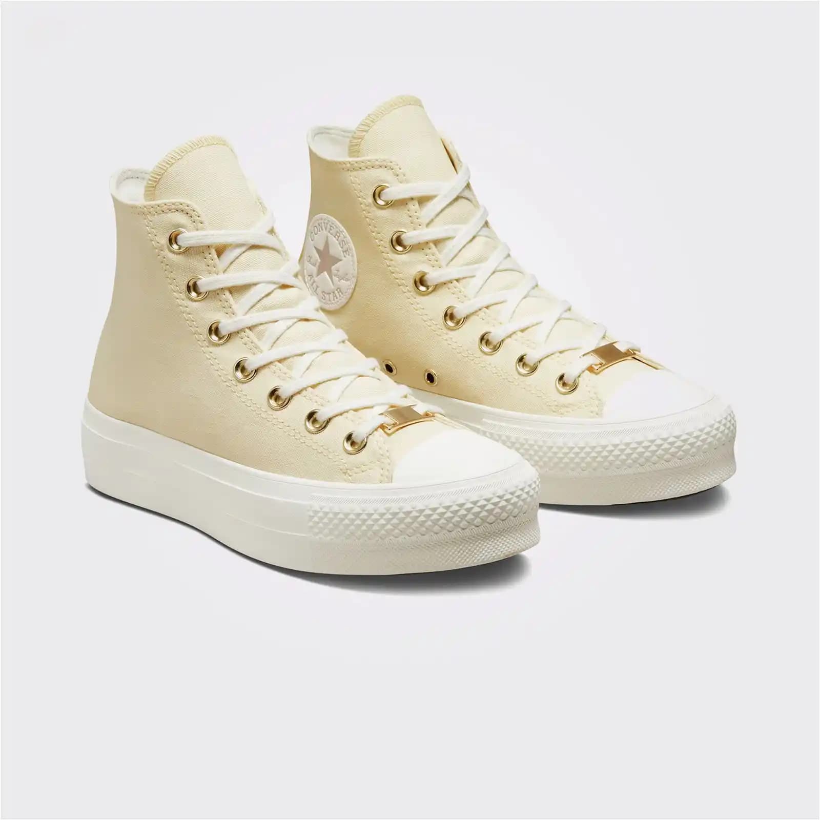 Krem Renk Converse Kadın Ayakkabılarıyla Şıklık ve Rahatlık Sağlayan Moda Rehberi